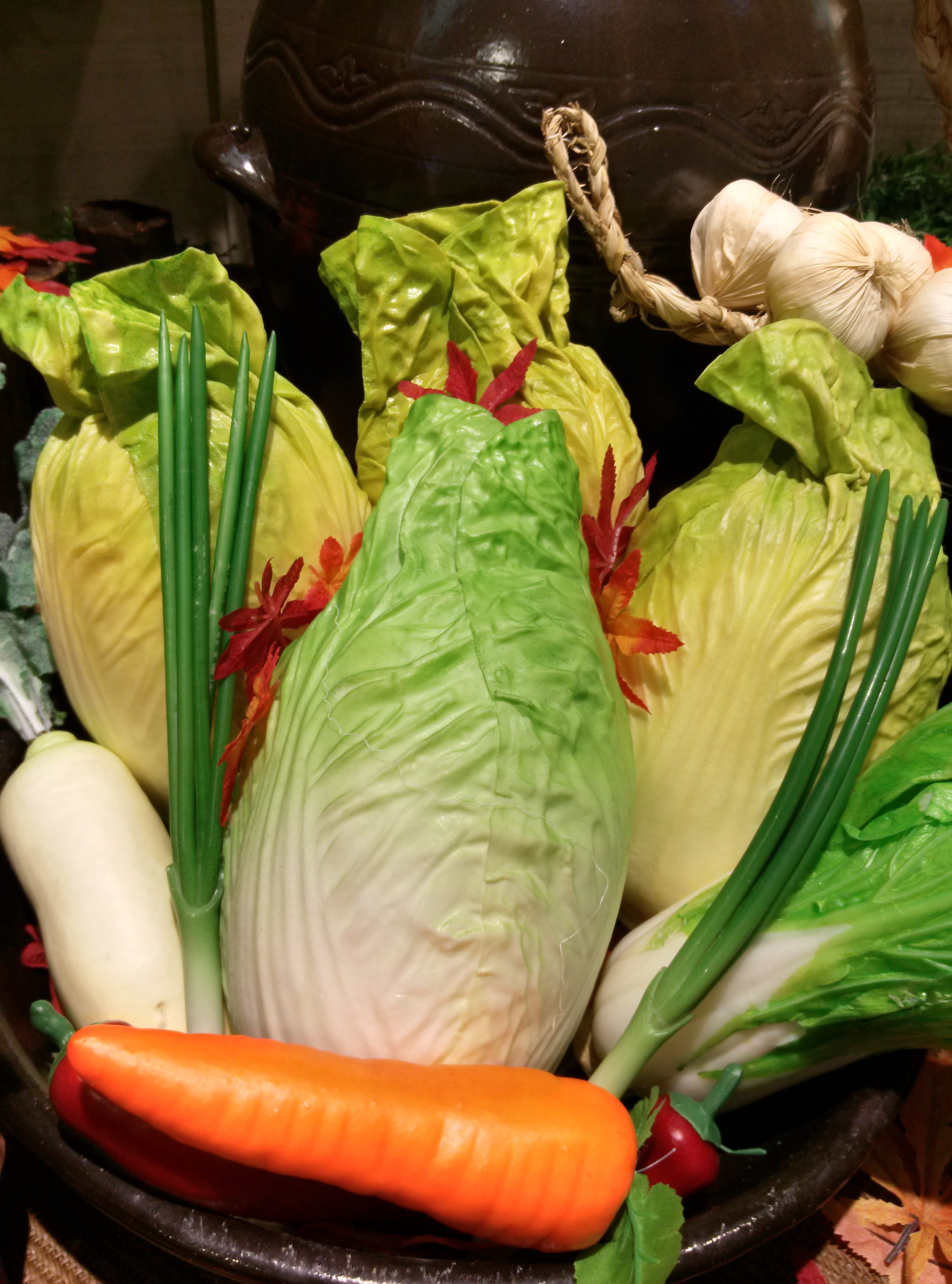 freshness, choice, 4K, green, garlic, no people, vegetarian food, green color, carrot, food and drink, root vegetable, indoors, leaf vegetable, chinese cabbage, Phone HD Wallpaper