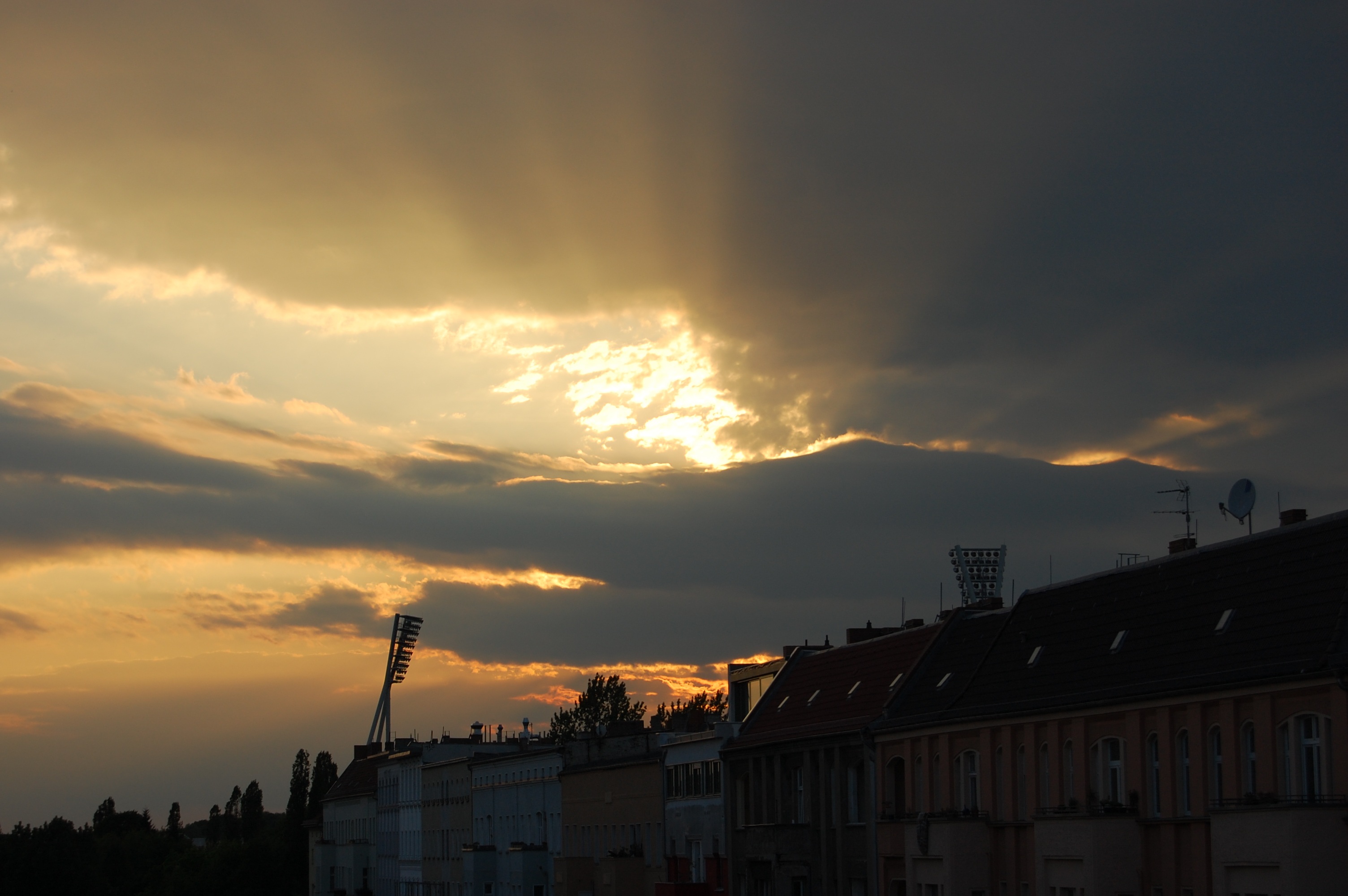 sunlight, orange color, residential district, sun, scenics - nature, silhouette, outdoors, cloudburst, dusk, sunset, dramatic sky, 2K, city, beauty in nature, HD Wallpaper
