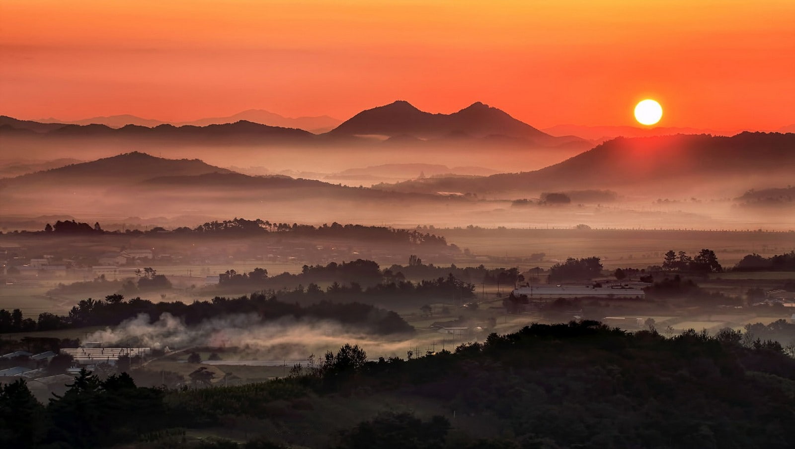 photography, red, South Korea, mountains, town, mist, valley, morning, sunlight, landscape, sky, nature, 720P, HD Wallpaper