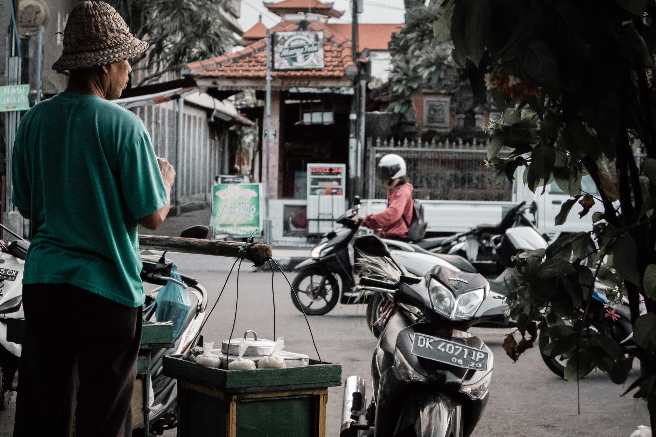 motorcycles, motorbikes, vendor, occupation, beside, bicycle, real people, land vehicle, indonesia, sell, lifestyles, 2K, architecture, casual clothing, HD Wallpaper