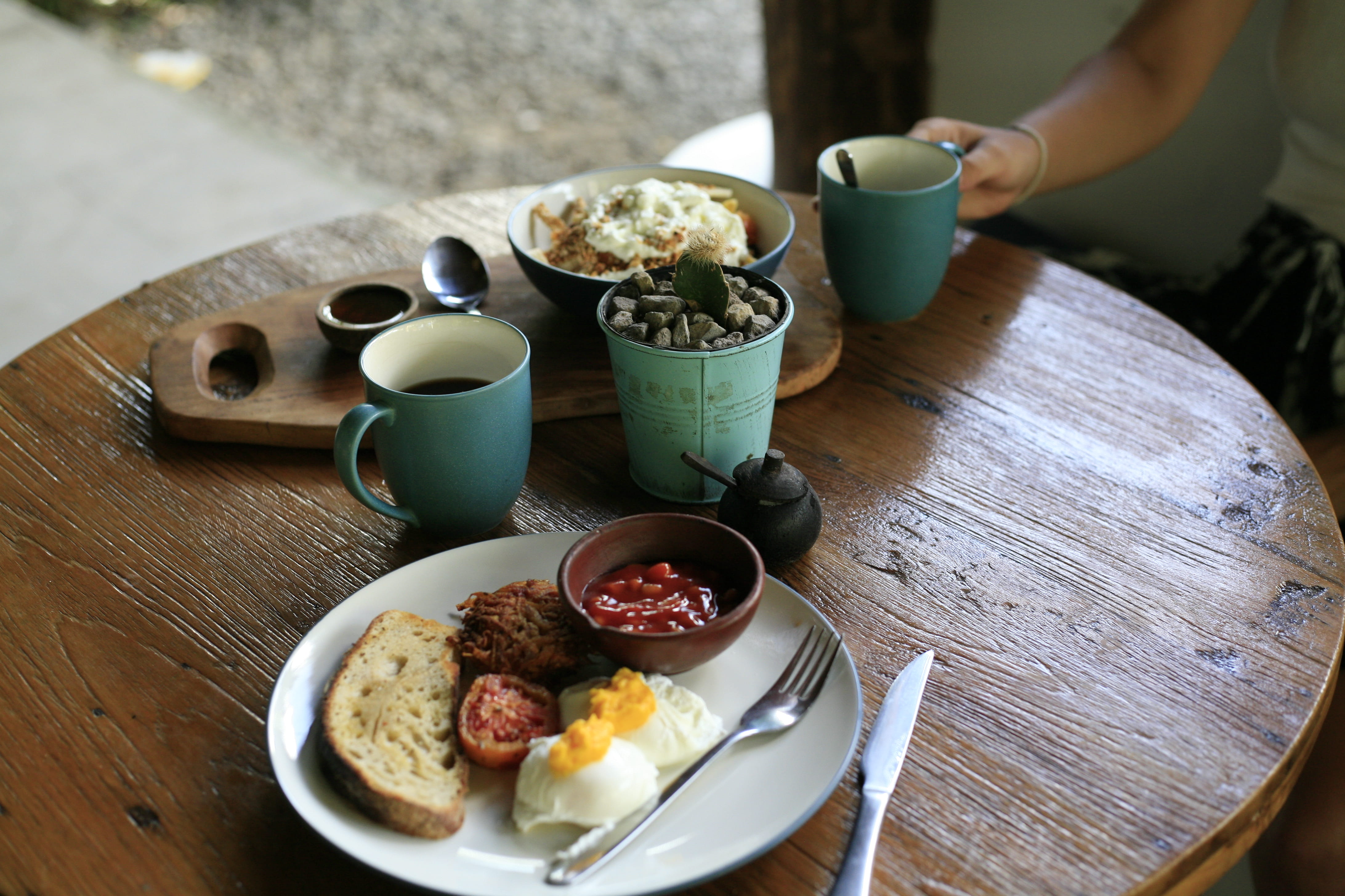 saucer, toast, ready-to-eat, breakfast vibes, crockery, meal, one person, wooden table, dining table, tea cup, kuta, mug, coffee, plate, breakfast, tray, HD Wallpaper