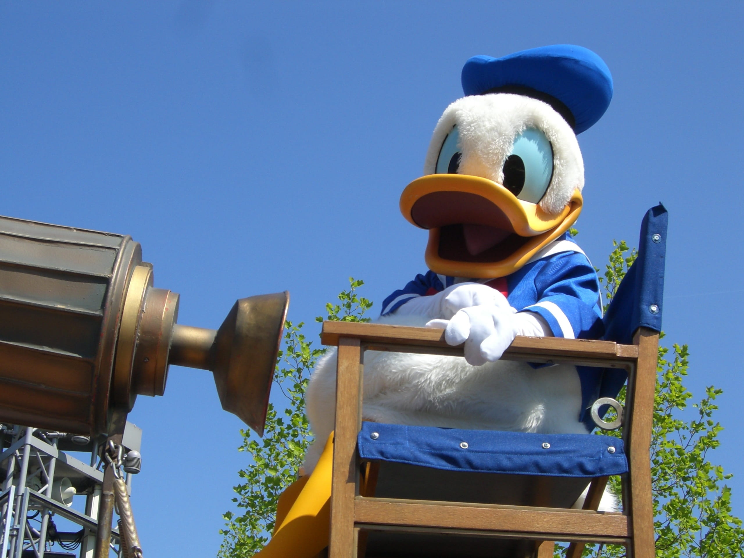 wood - material, building exterior, Disneyland, sunny, paris, built structure, Disneyland, donald duck, human representation, clear sky, outdoors, sunlight, HD Wallpaper