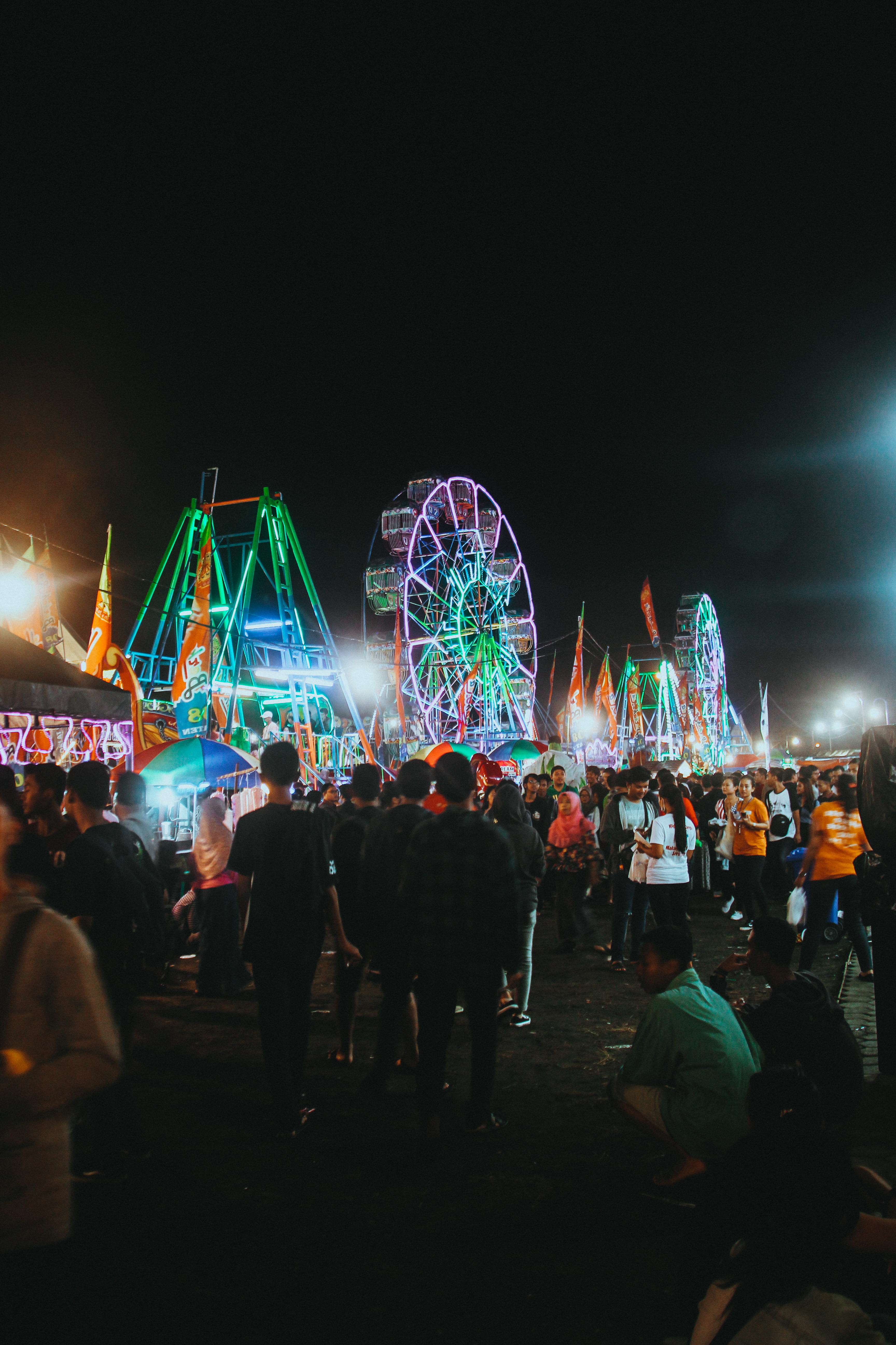 5K, fair, sky, luminescence, group of people, crowd, amusement park ride, lifestyles, ferris wheel, street, arts culture and entertainment, group, adult, Phone HD Wallpaper