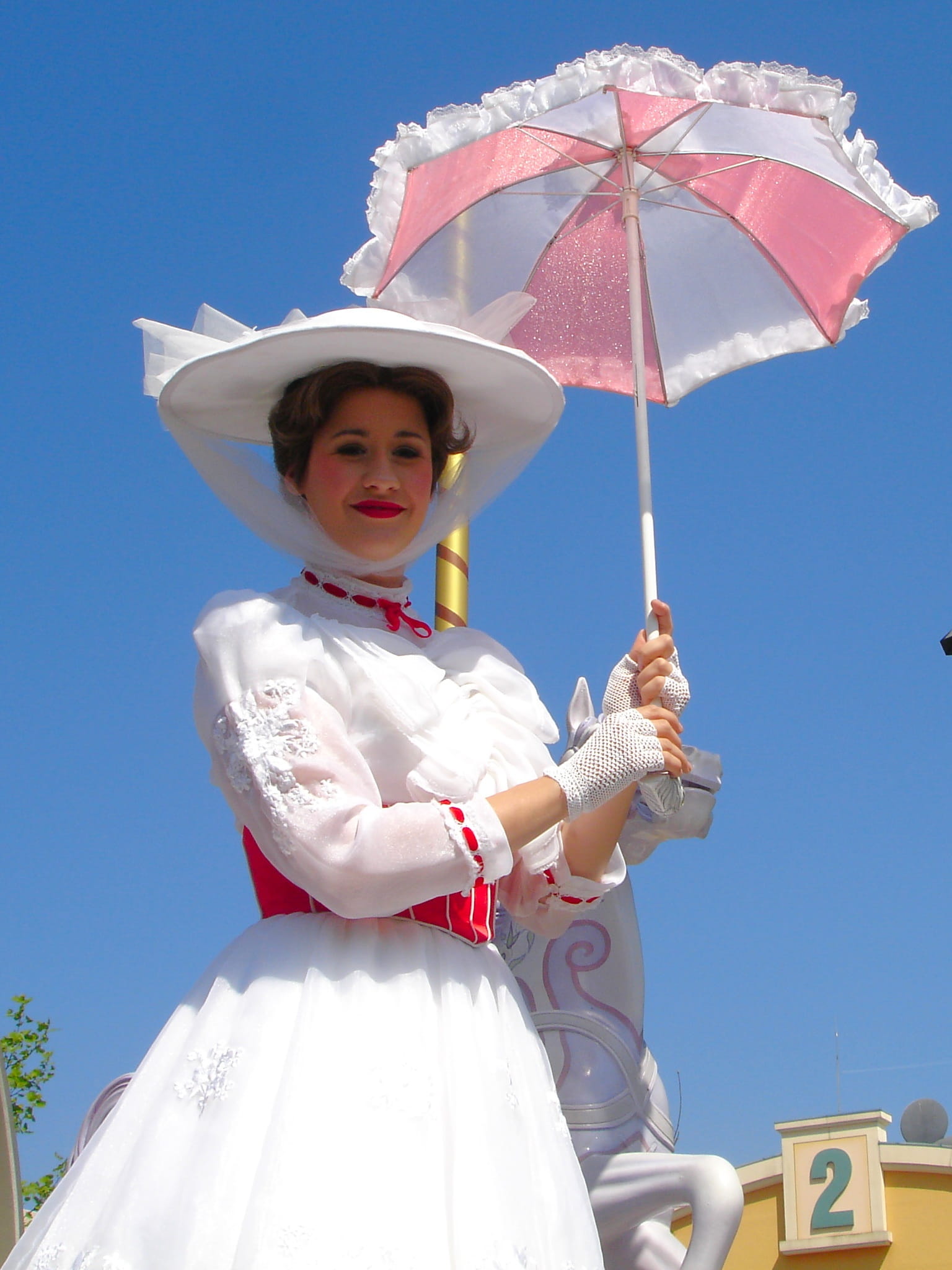 mary poppins, real people, Paris, 1080P, clothing, childhood, disney parade, theme, paris, women, smiling, child, outdoors, children only, Paris, standing, Phone HD Wallpaper