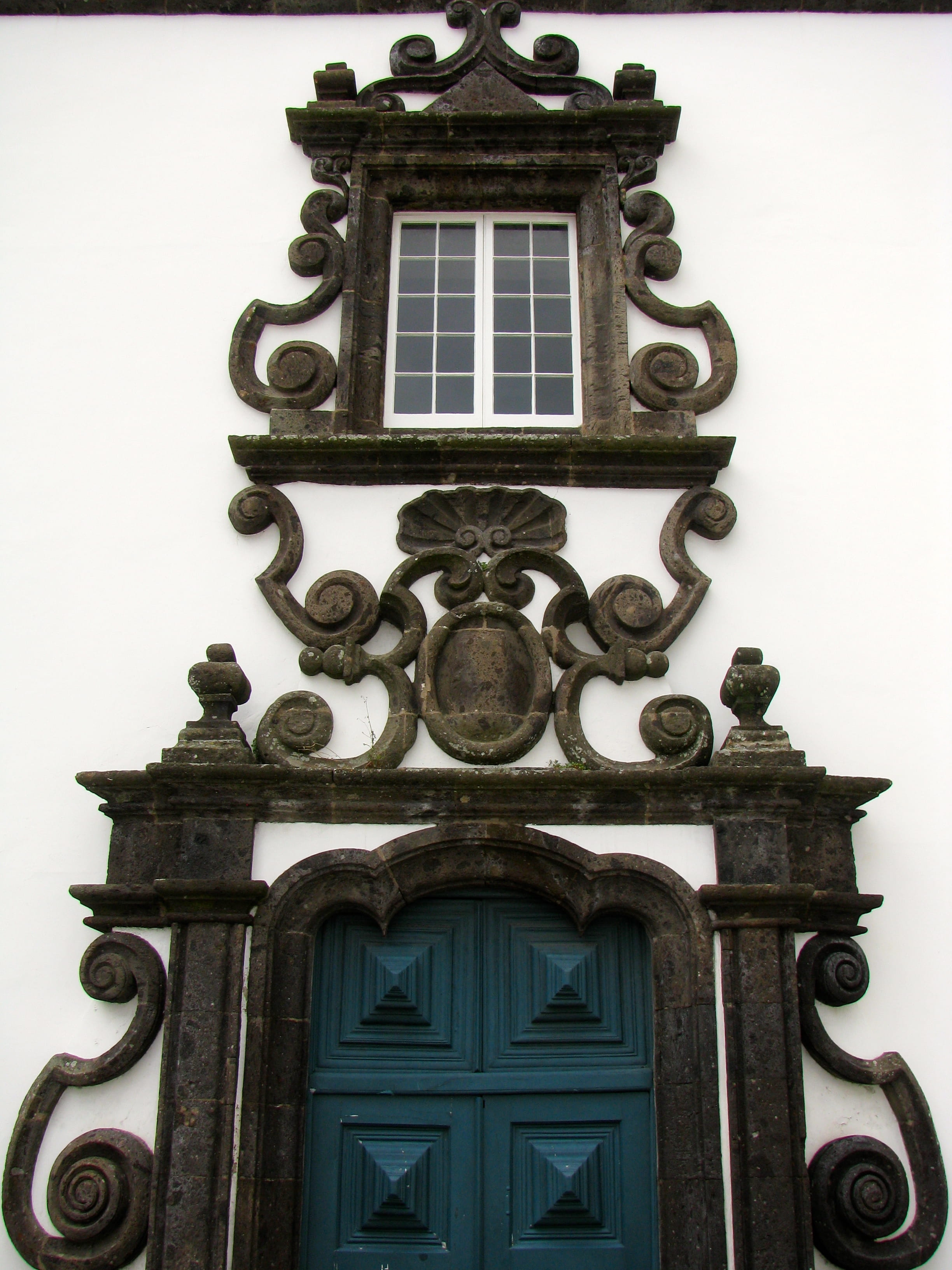 low angle view, building exterior, acores, floral pattern, building, architecture, window, old, craft, day, azores, açores, nature, no people, ornate, built structure, Phone HD Wallpaper