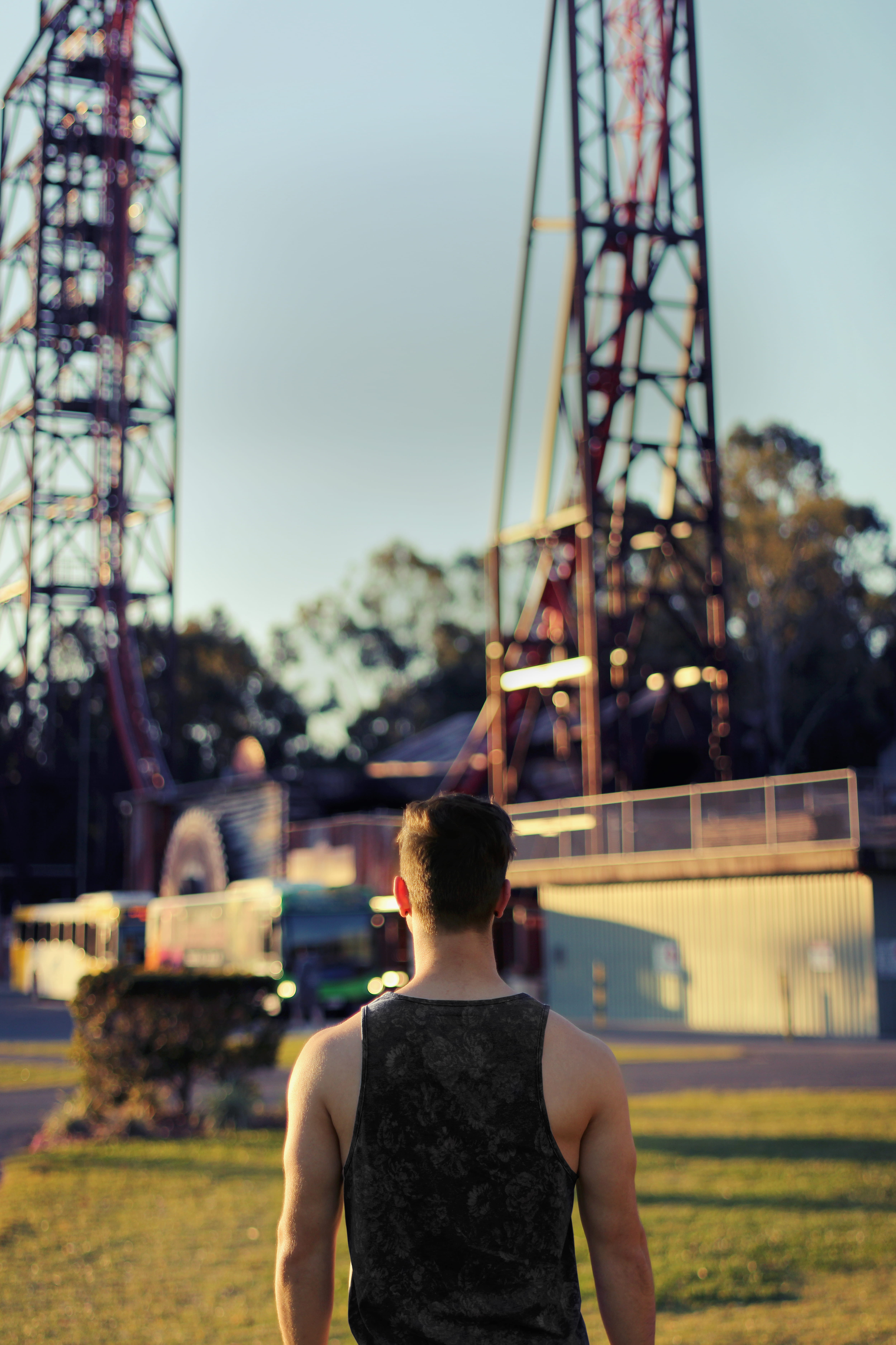 waist up, tanktop, built structure, dreamworld, focus on foreground, men, casual clothing, amusement park ride, 5K, outdoors, rear view, real people, nature, Phone HD Wallpaper