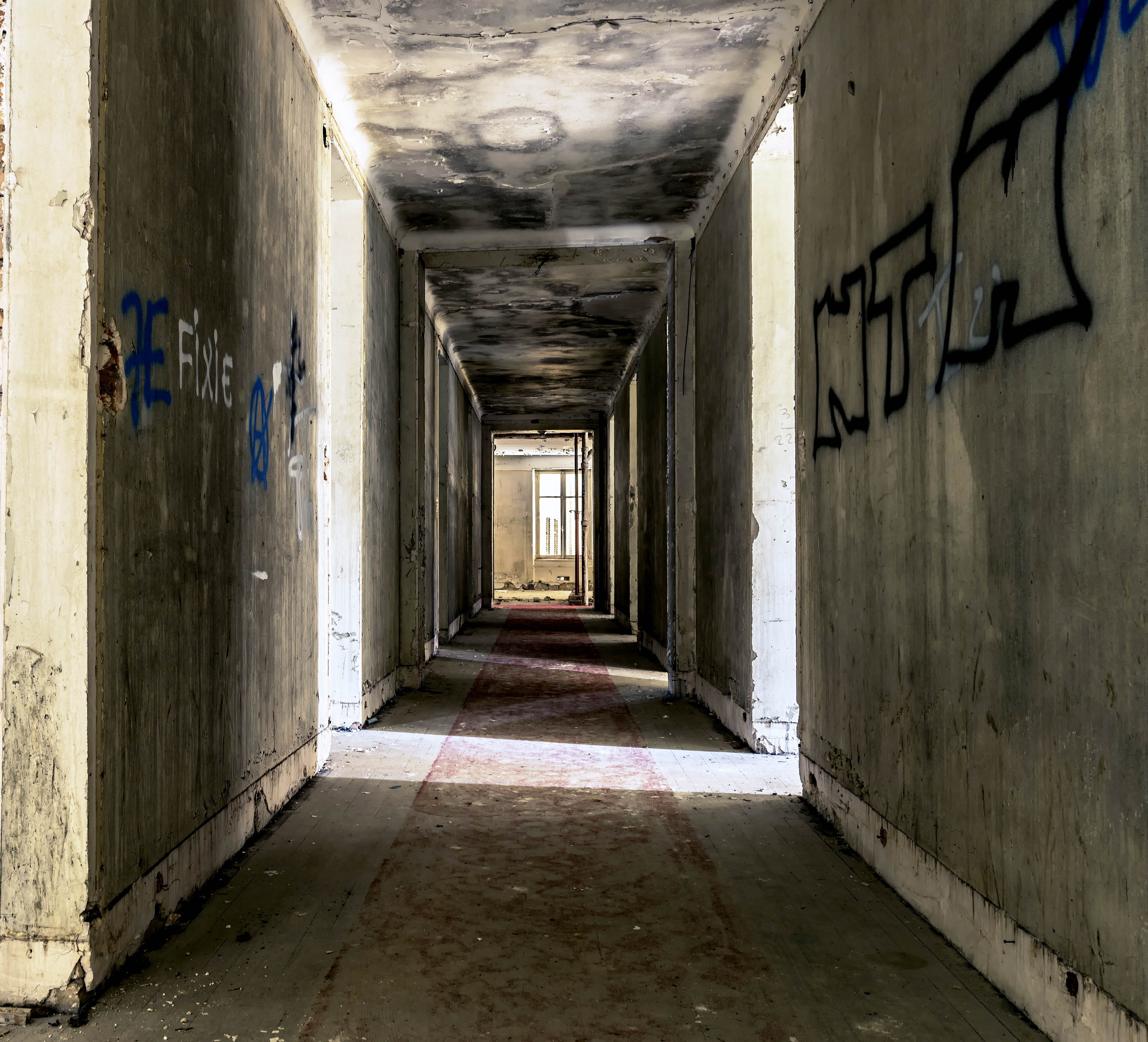 corridor, pforphoto, Hotel, dirty, alley, dark, empty, absence, uninhabited, ceiling, building, lost places, Floor, decay, leave, old, home, diminishing perspective, HD Wallpaper