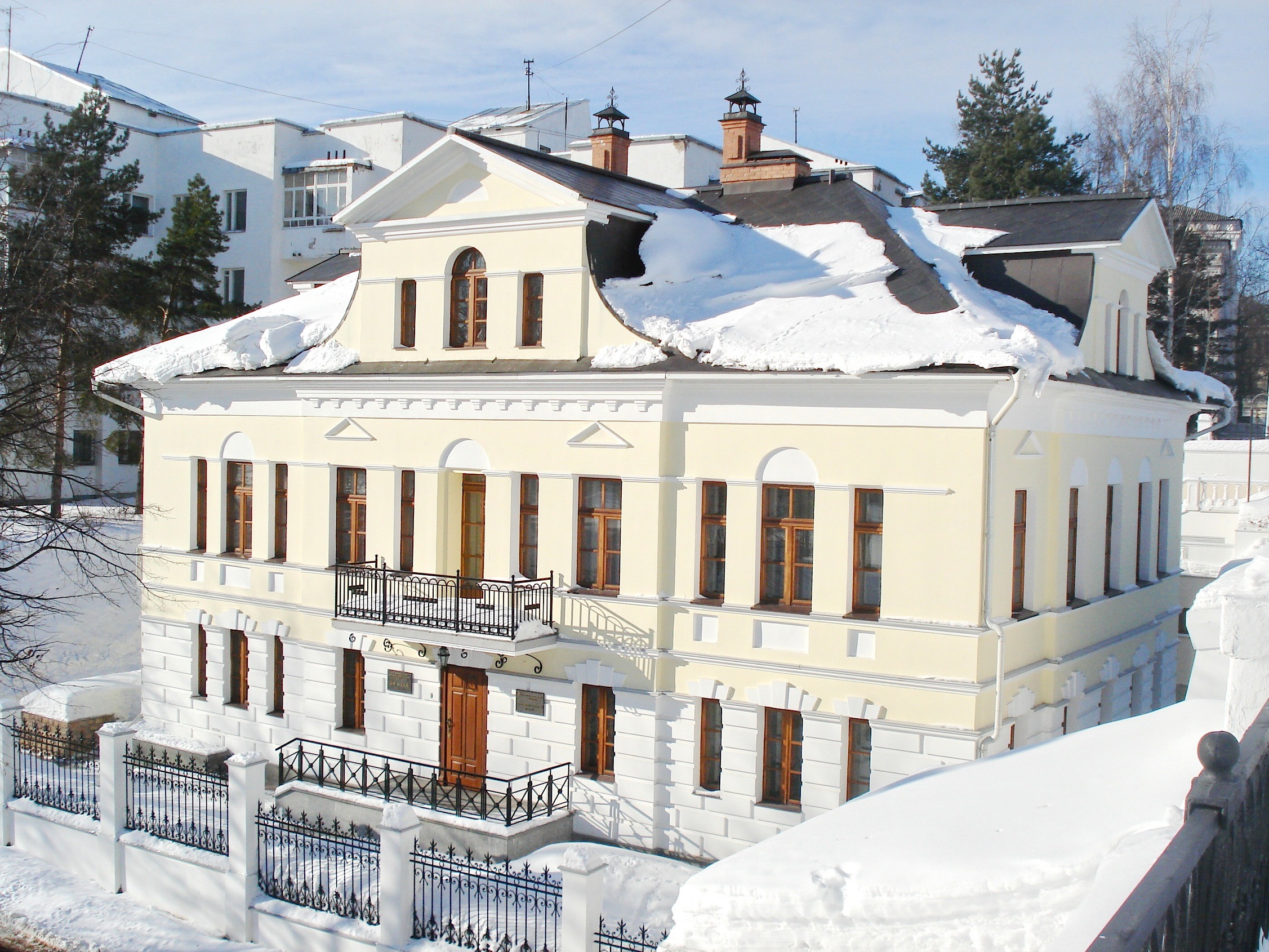 outside, home, outdoors, cold temperature, sky, house, scenic, snowcovered, white color, yaroslavl, ice, mansion, clouds, white, winter, cities, built structure, HD Wallpaper