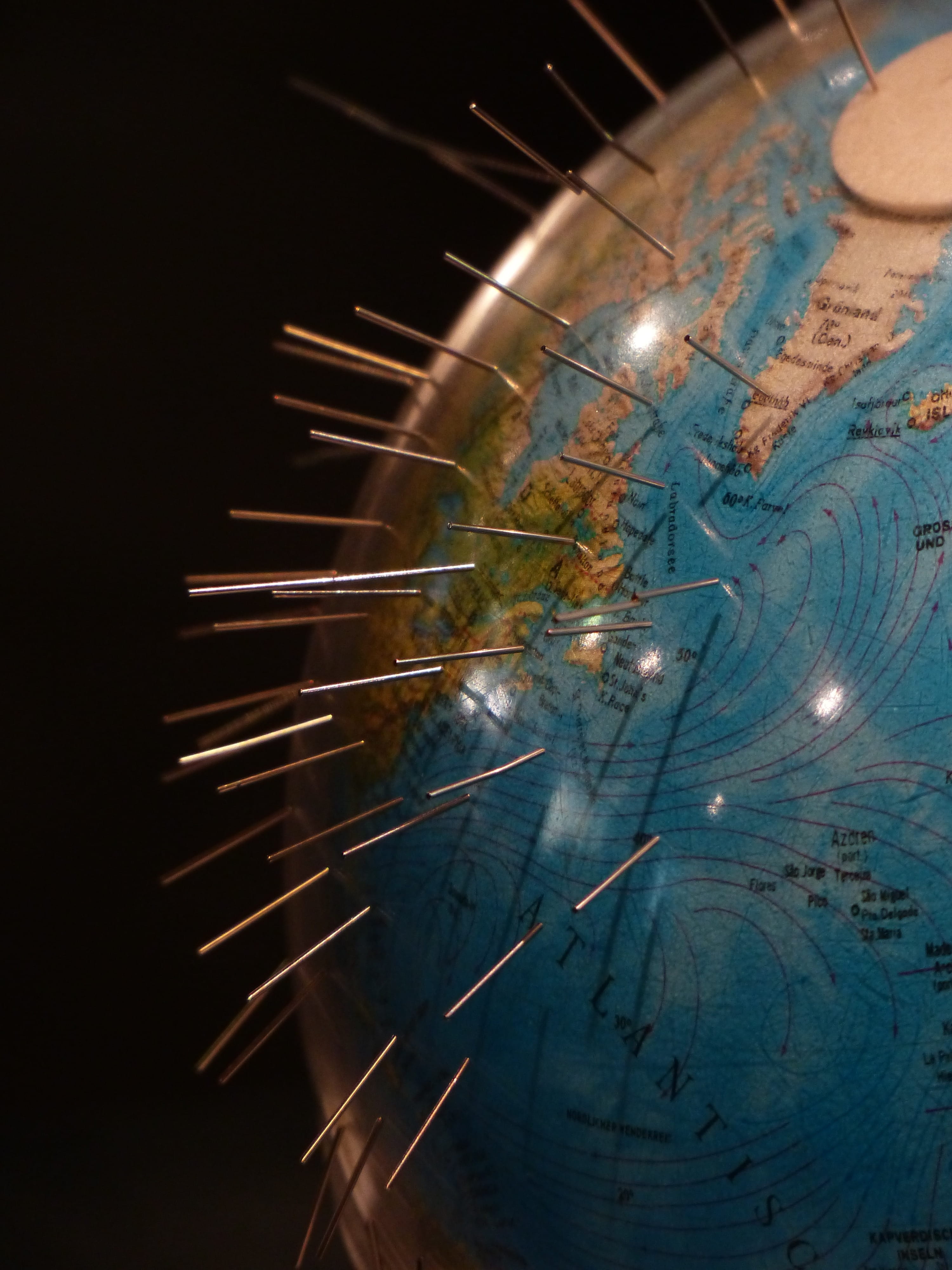 illuminated, studio shot, south pole, long exposure, blurred motion, magnetic field, Earth, night, indoors, Globe, North Pole, pattern, high angle view, Phone HD Wallpaper