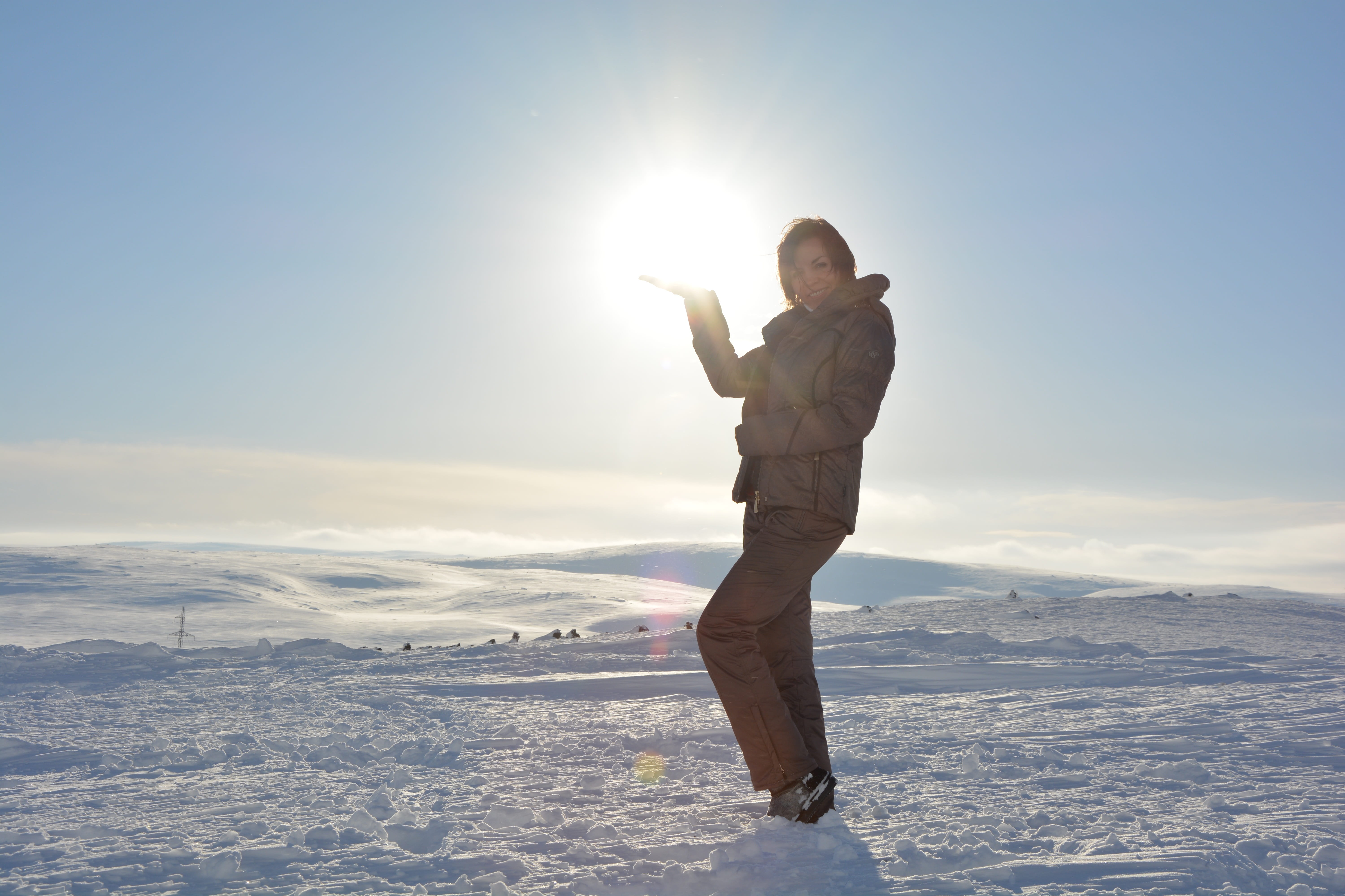 sunlight, girl, human arm, warm clothing, standing, lens flare, murmansk, sunny day, lifestyles, winter sun, sunbeam, tourism, cold temperature, russian north, HD Wallpaper