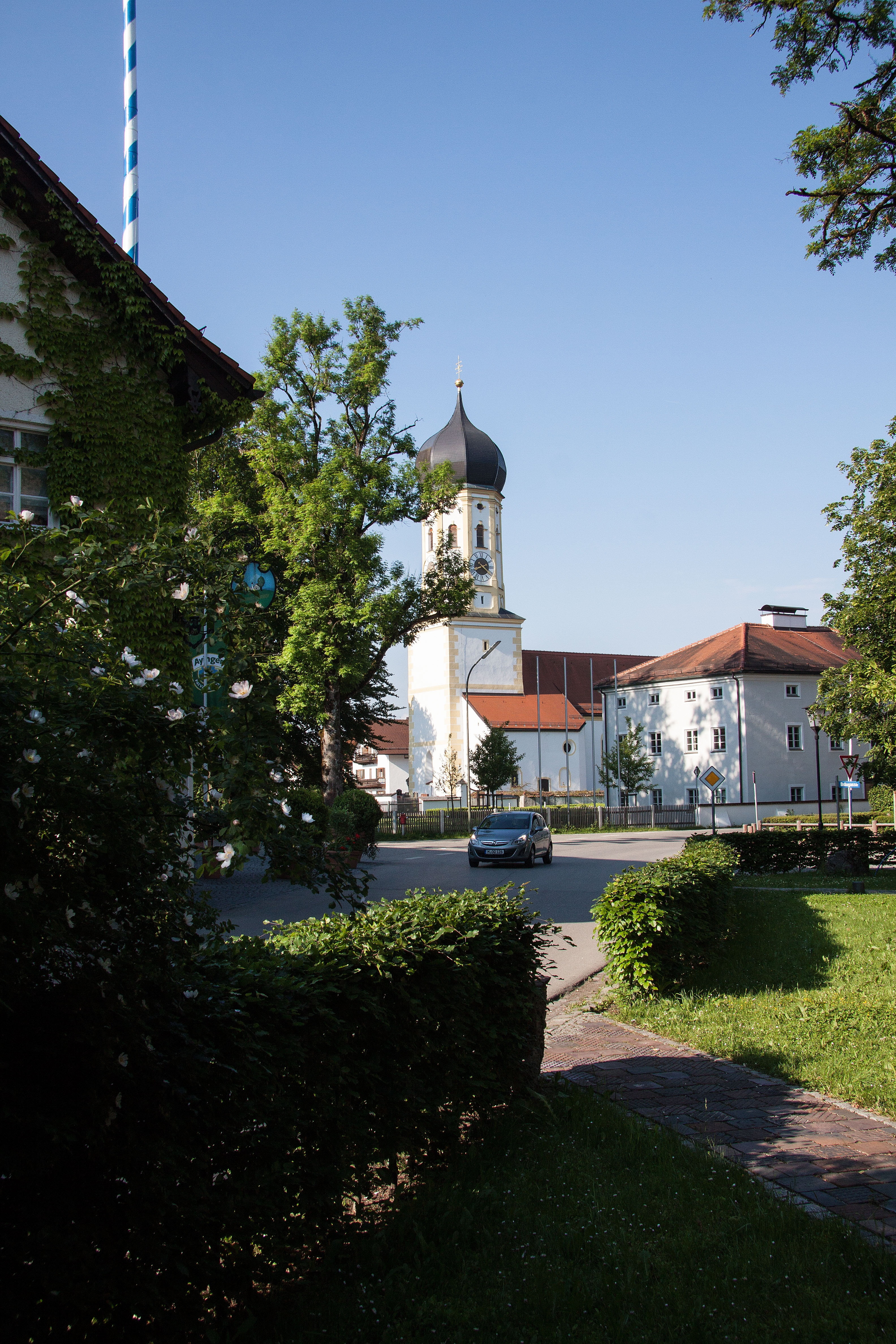 auto, church, plant, tree, architecture, village, residential district, heck roses, hotel, tradition, maypole, wine partner, grass, nature, baroque, upper bavaria, Phone HD Wallpaper