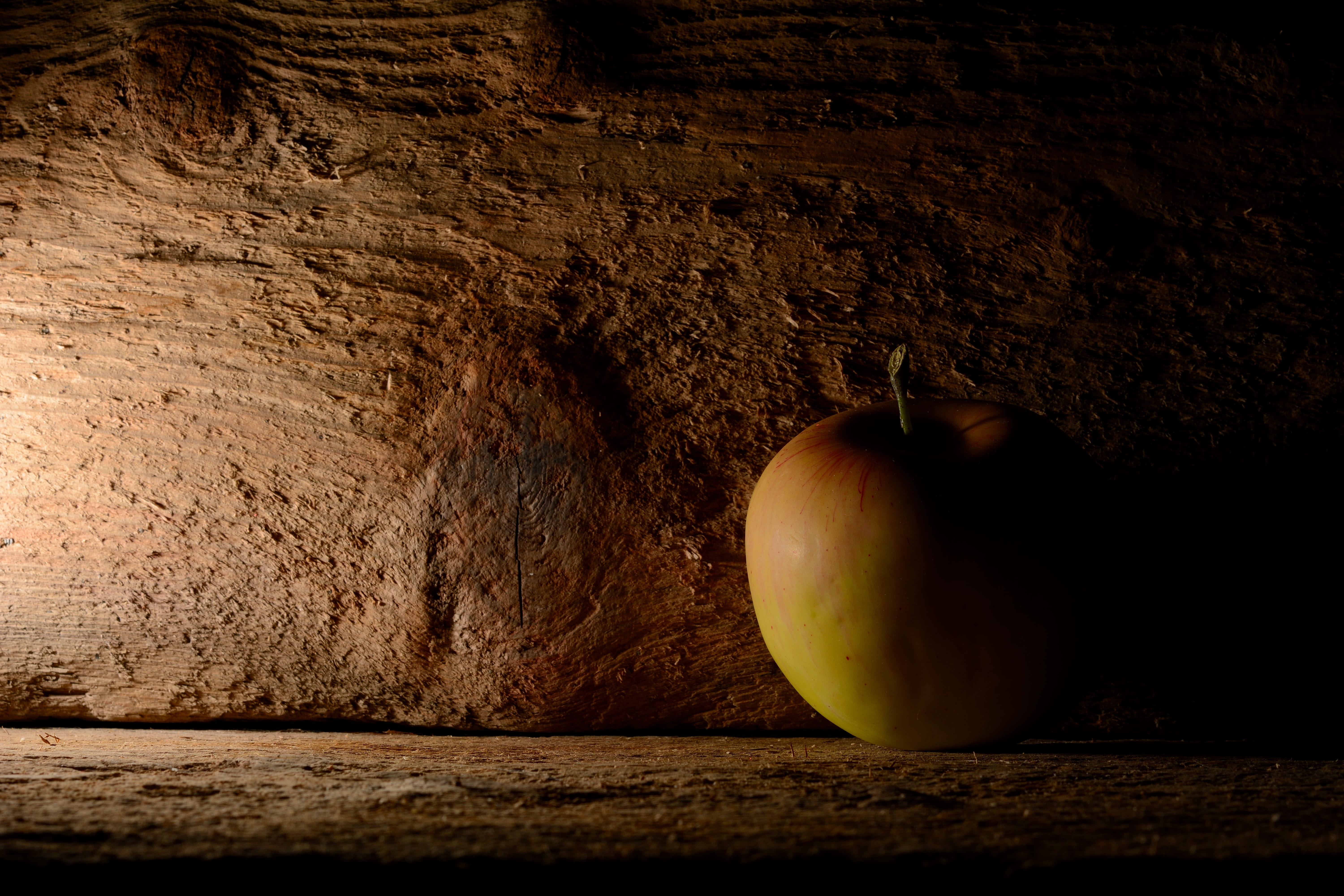sweet, food and drink, wall - building feature, 5K, red, still life, wood - material, wellbeing, nature, fruit, ripe, single object, fresh, table, caption, HD Wallpaper