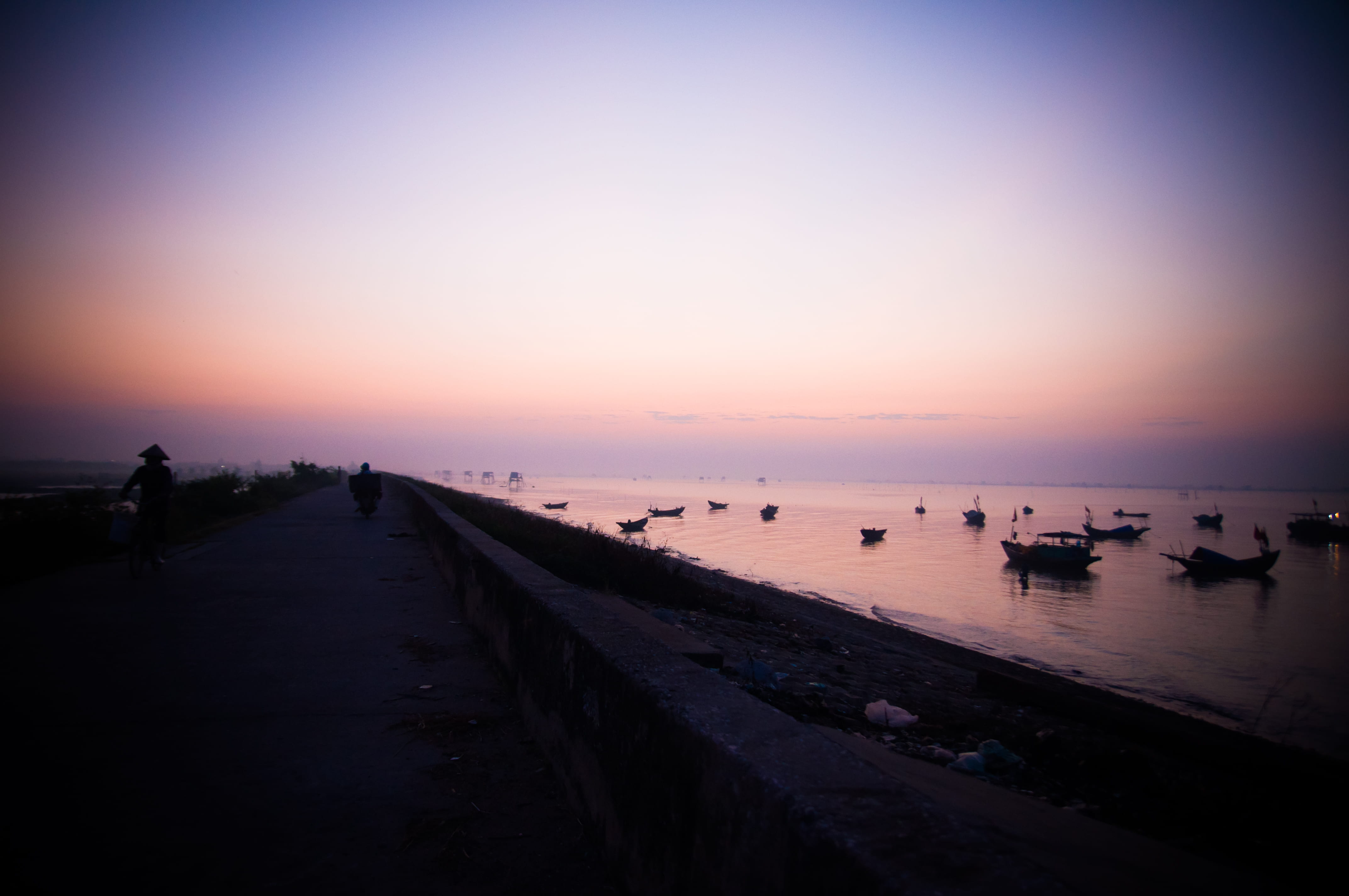sunset, boat, boats, shoreline, idyllic, sky, scenics - nature, dinghy, 4K, sun, sunrise, path, tranquil scene, people, tranquility, horizon over water, HD Wallpaper