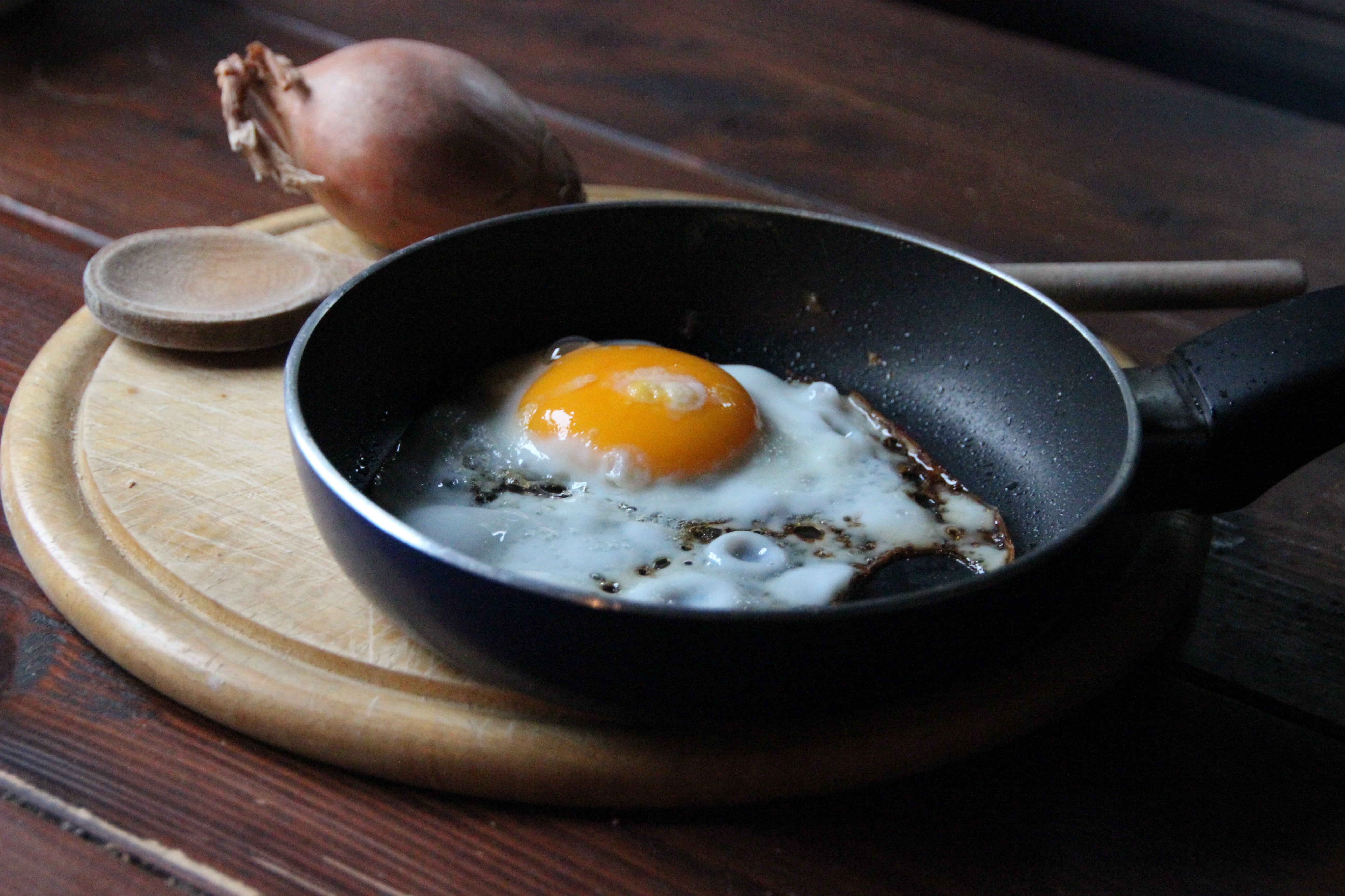 frying pan, wellbeing, breakfast egg, 5K, indoors, meal, frying, healthy eating, sunny, food and drink, fry, egg Yolk, onion, kitchen utensil, side, substantial, HD Wallpaper