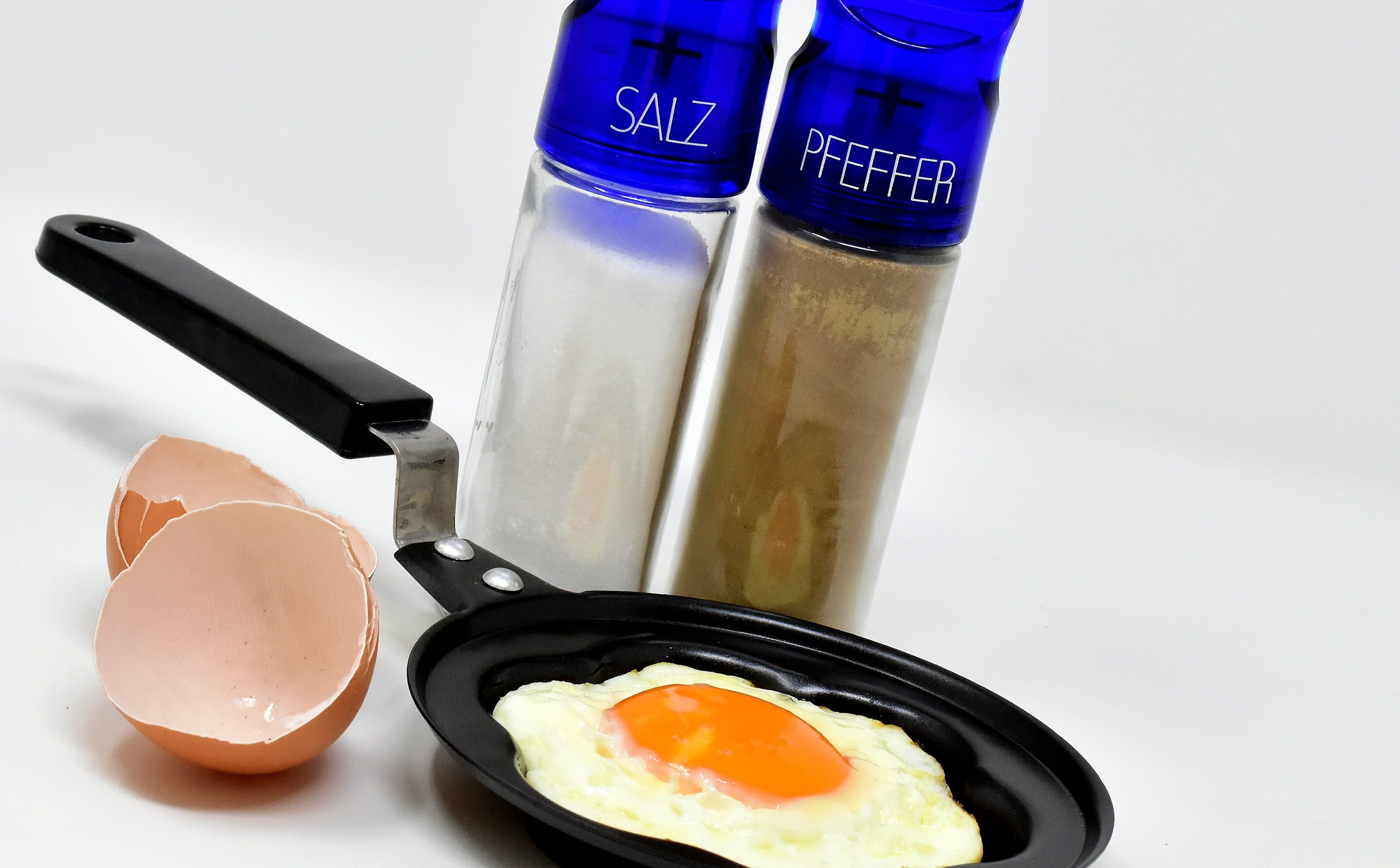 frying, indoors, sunny, tasty, close-up, 4K, still life, healthy eating, ingredient, kitchen, side, food and drink, pepper, egg, egg white, egg yolk, fried eggs, HD Wallpaper