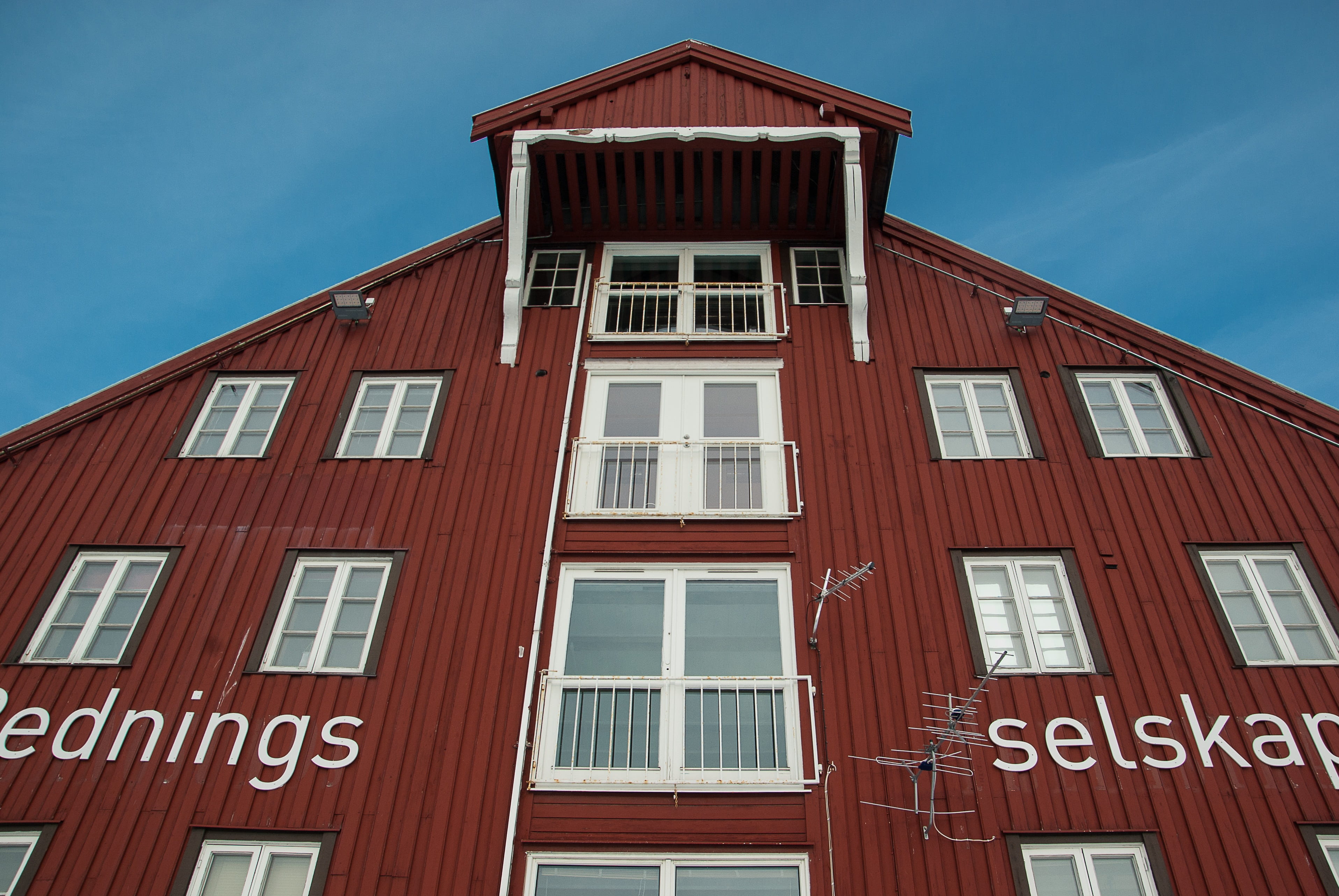 2K, wooden house, outdoors, tromso, building exterior, apartment, cloud - sky, facade, red, architecture, communication, built structure, text, finland, HD Wallpaper