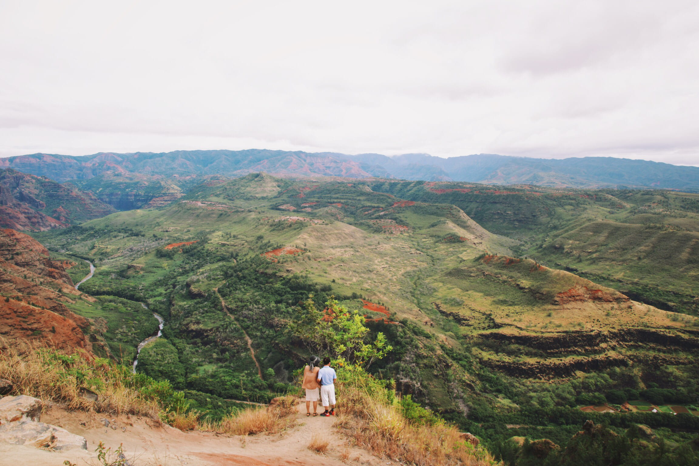 man, mountian, waimea canyon, woman, non-urban scene, walking, scenics - nature, standing, adventure, mountain, tranquility, hawaii, people, real people, HD Wallpaper