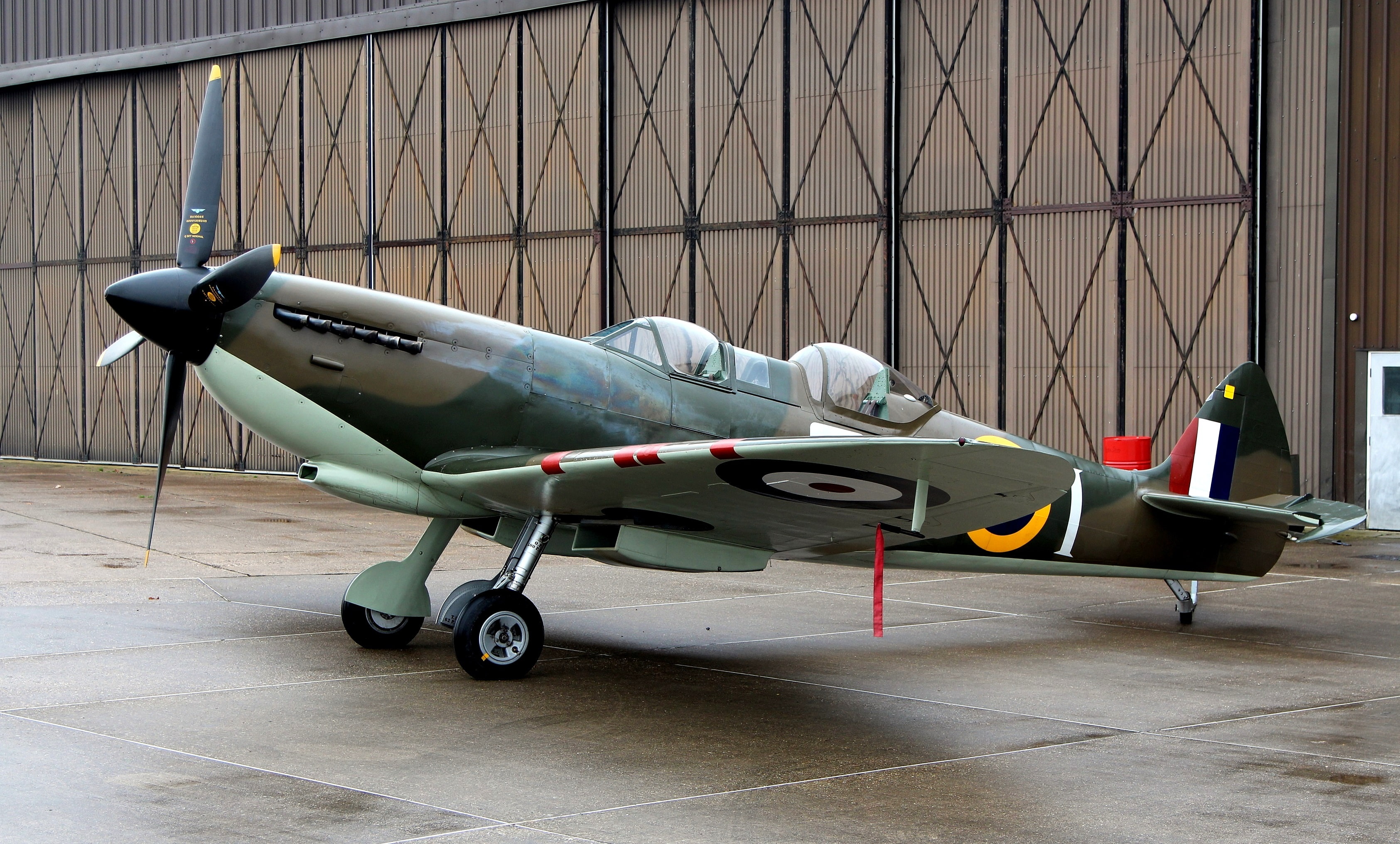 Spitfire Tr.9, the airfield, training aircraft, British, 2K, HD Wallpaper