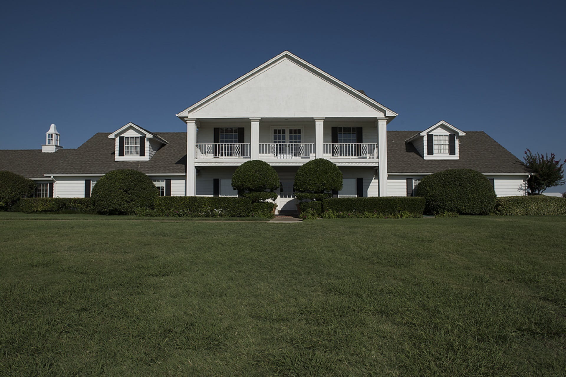 series, production, oil, grass, outdoors, upper class, parker, window, building exterior, suburb, ellie, home, Southfork Ranch, set, home ownership, front or back yard, HD Wallpaper
