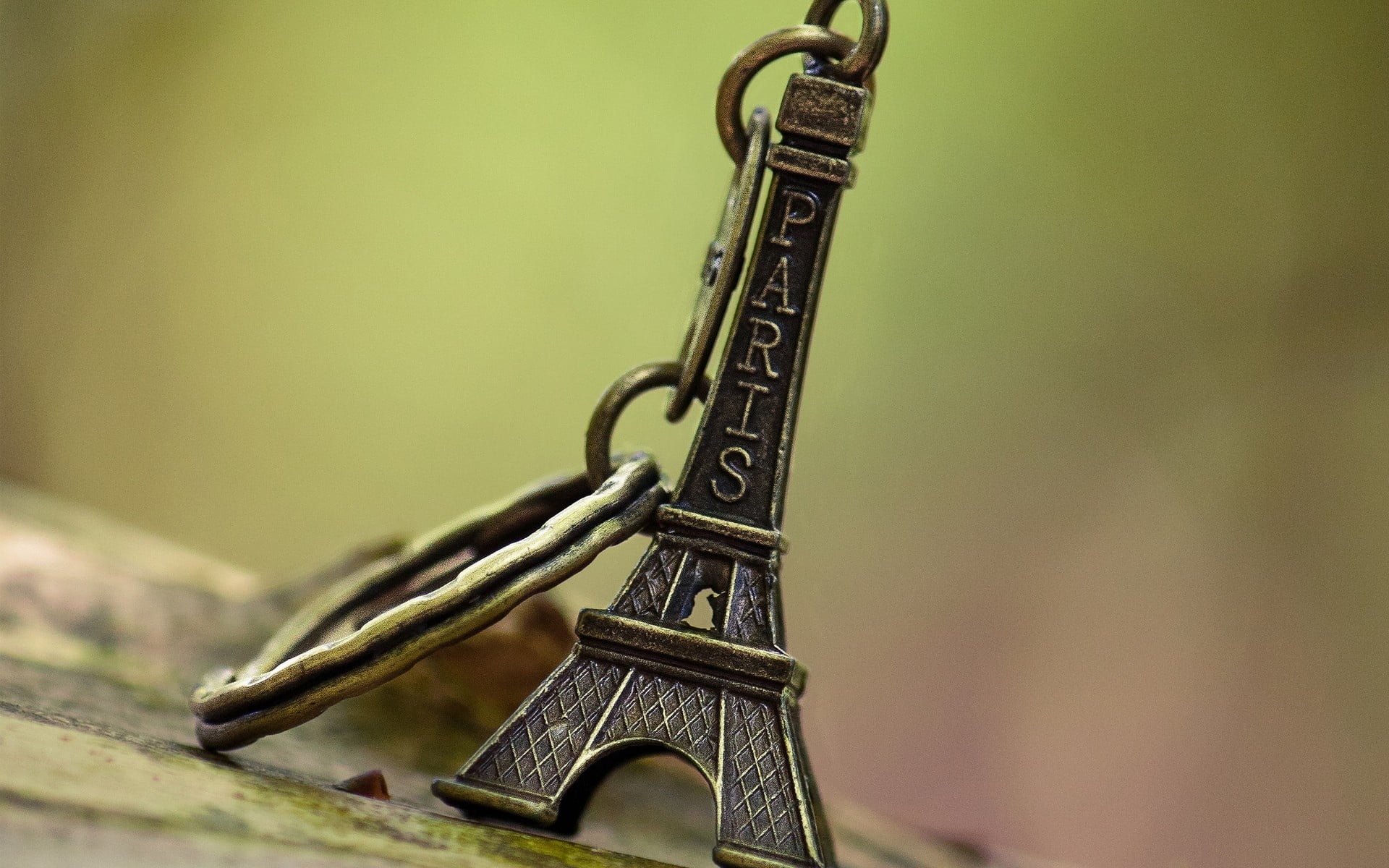 keychain, close-up, iron - Metal, chain, 1080P, table, selective focus, backgrounds, indoors, metal, focus on foreground, wood - Material, musical equipment, HD Wallpaper
