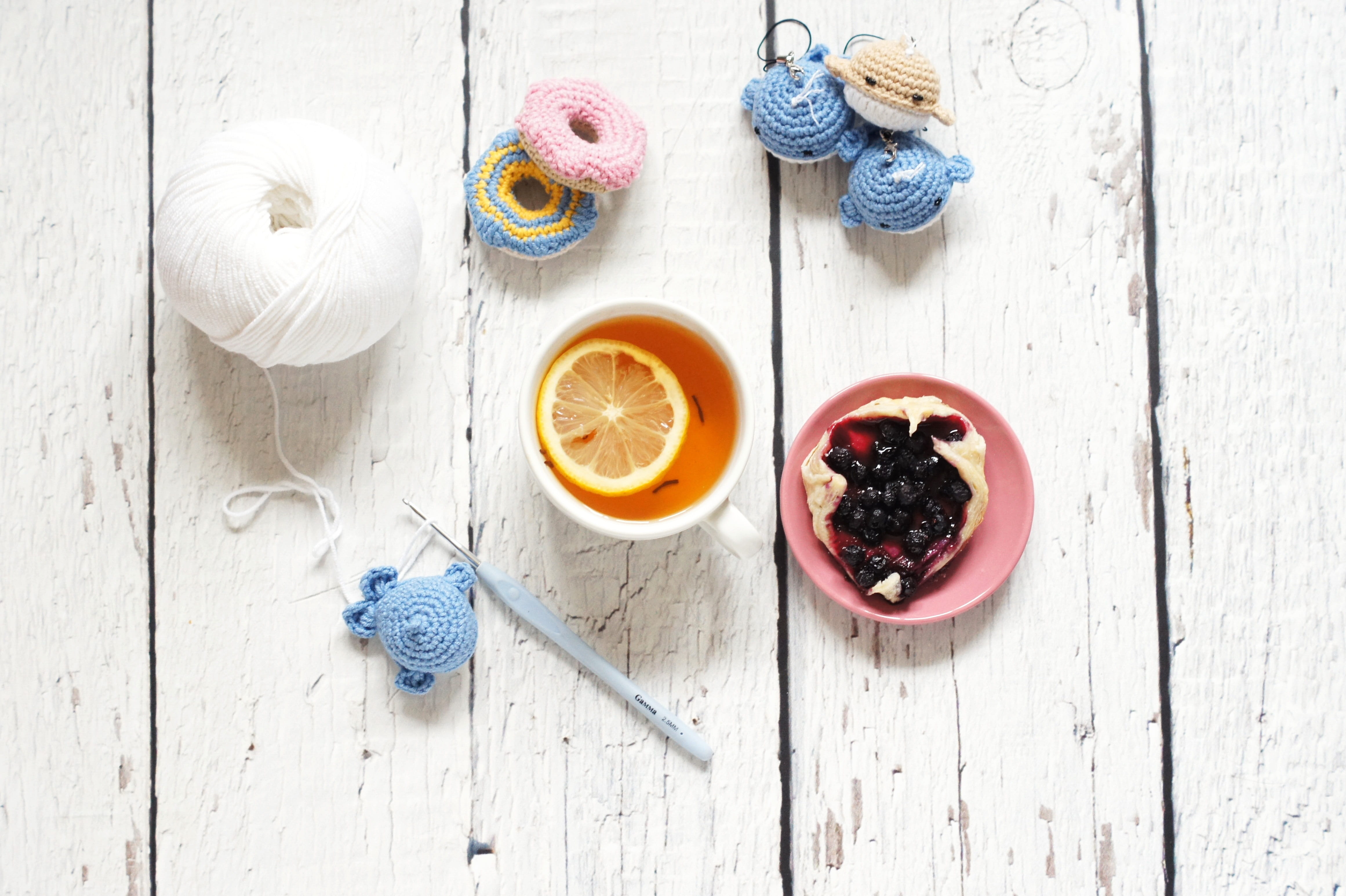 still life, breakfast, trinkets, crochet, toy, wellbeing, 4K, tea, flatley, wood - material, healthy eating, freshness, table, knitting, keychain, high angle view, HD Wallpaper