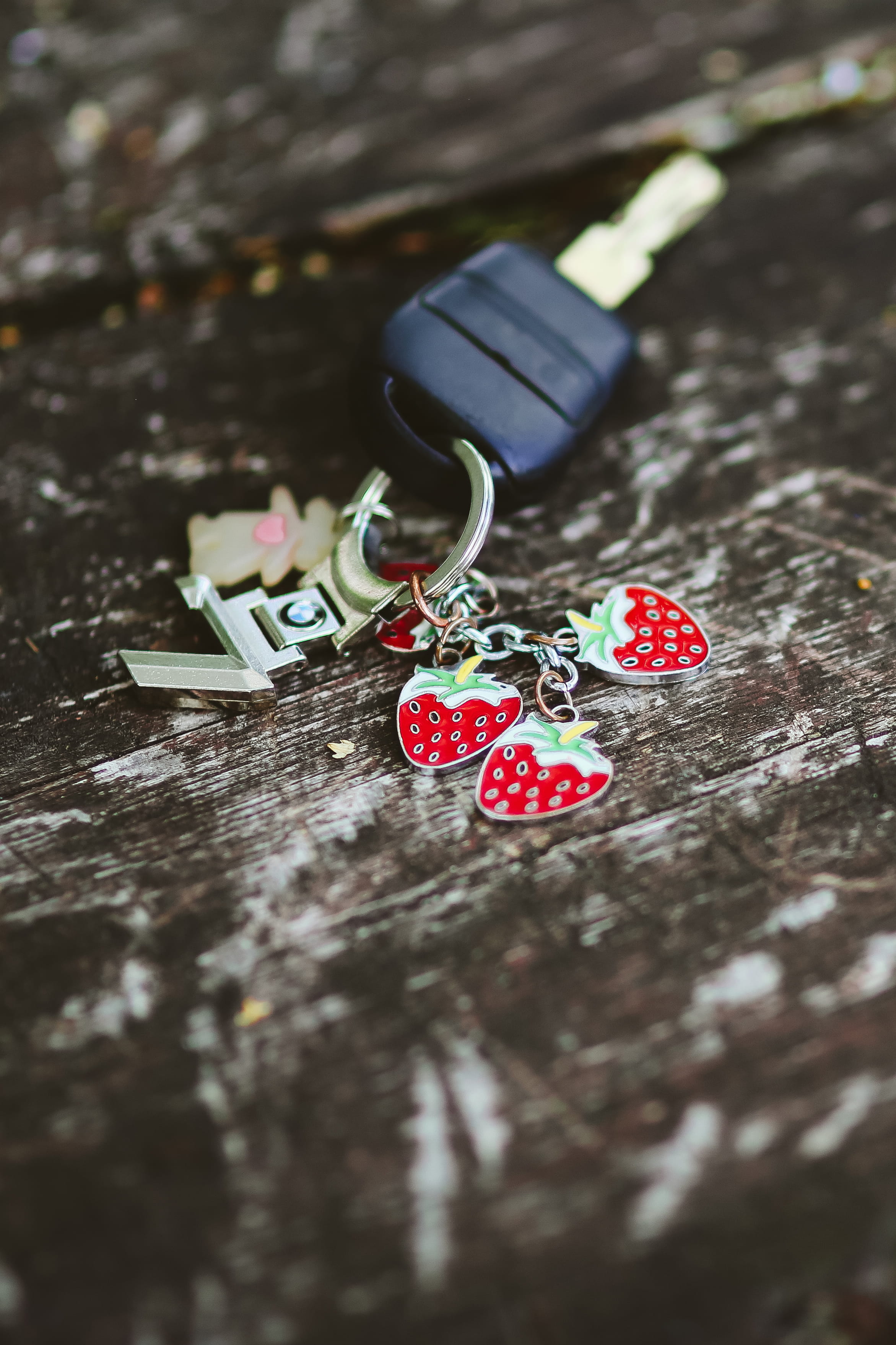 communication, table, red, car key, love, metal, gambling, positive emotion, heart shape, 2K, wood, still life, no people, key ring, strawberries, ring, Phone HD Wallpaper