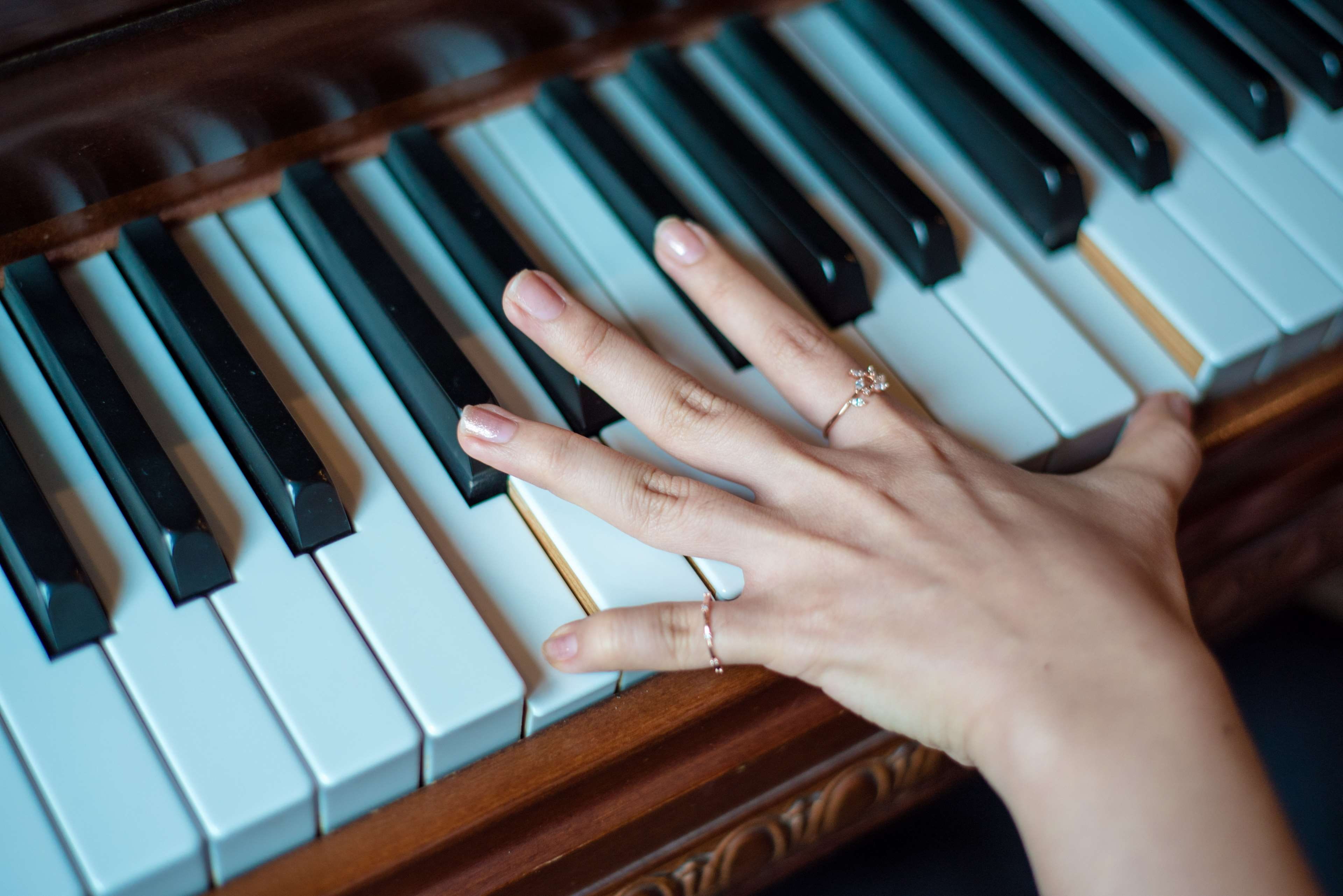 lifestyles, body part, human limb, human hand, pianist, hand, one person, rings, fingers, keyboard, indoors, keyboard instrument, piano player, skill, real people, HD Wallpaper