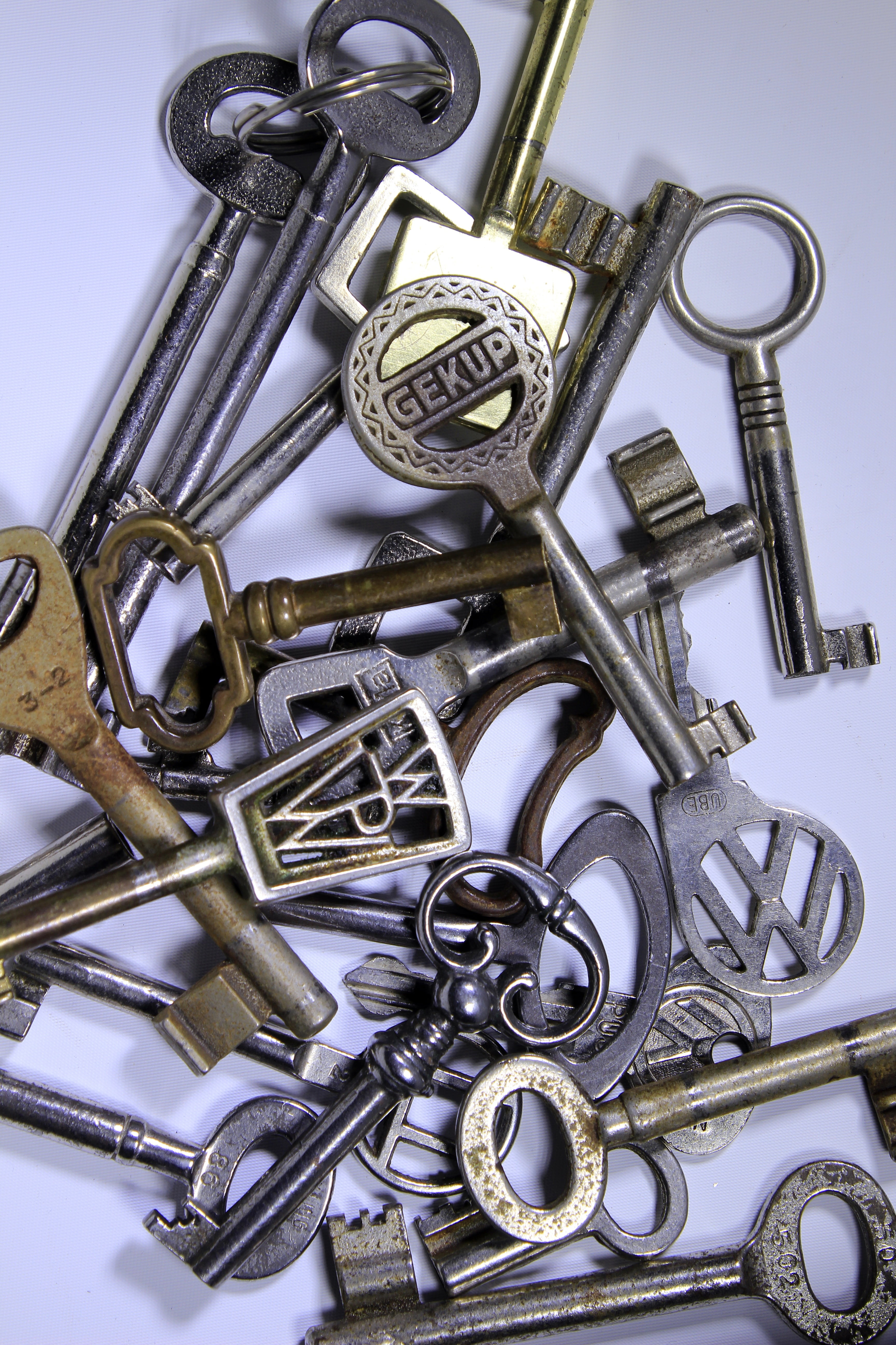 lot, brown, cabinet key, equipment, close-up, safety, metal, old key, communication, detail, arts culture and entertainment, key ring, gold colored, skeleton, Phone HD Wallpaper