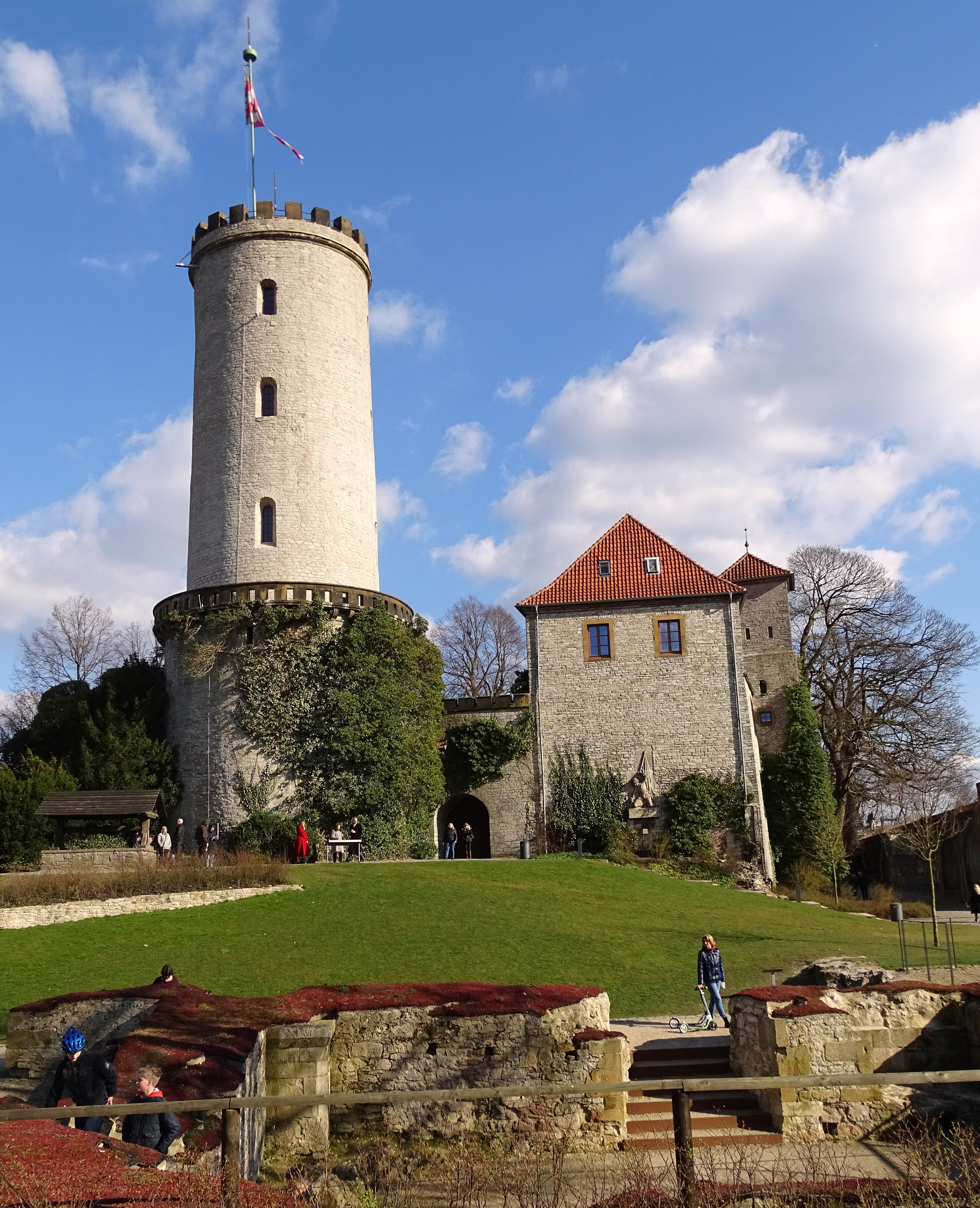 4K, building exterior, bielefeld, built structure, castle, building, travel, cloud - sky, grass, architecture, real people, tower, land, nature, men, day, Phone HD Wallpaper