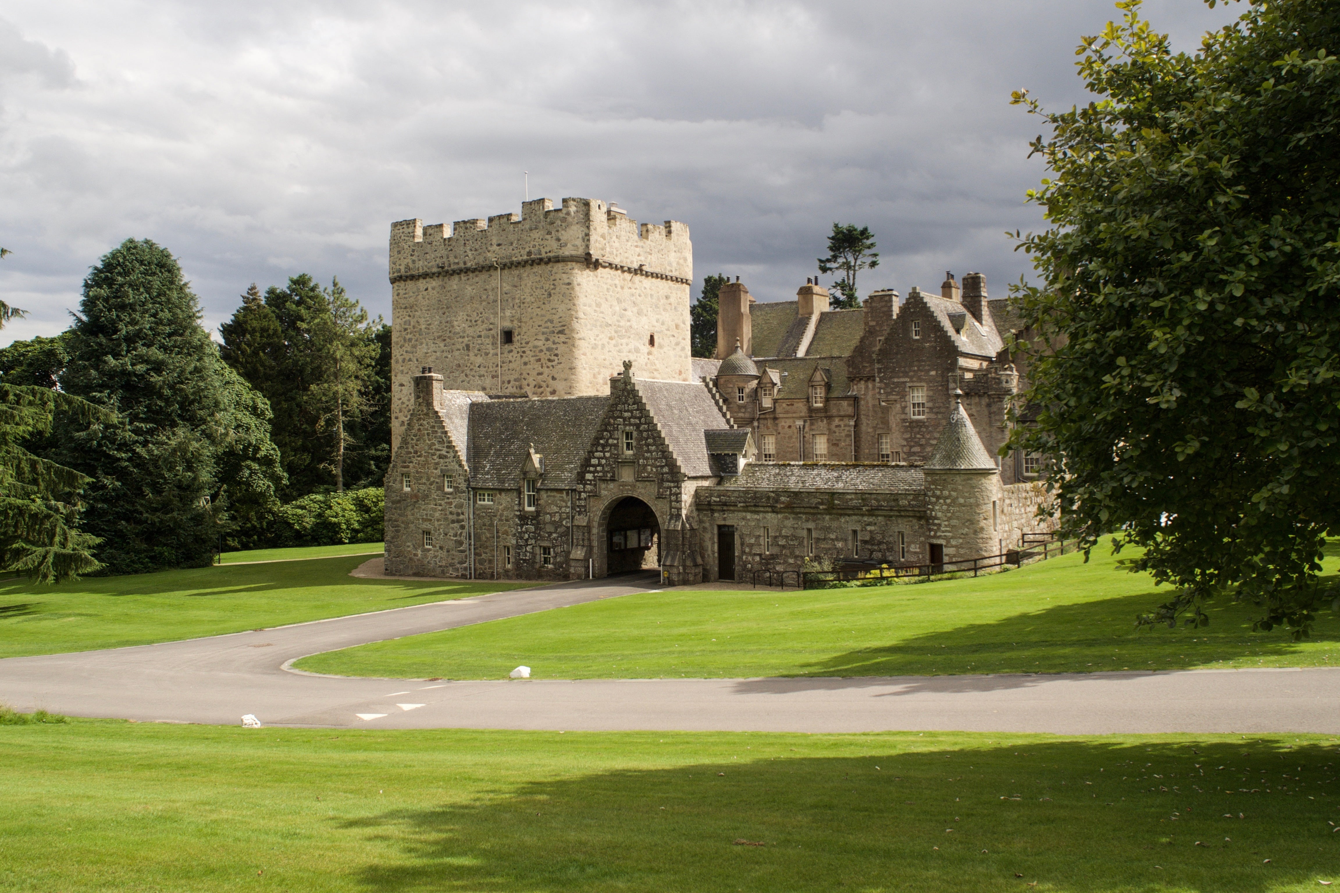 building, green color, cloud - sky, drum castle, built structure, day, nature, no people, plant, grass, the past, old, aberdeenshire, tree, travel, architecture, HD Wallpaper