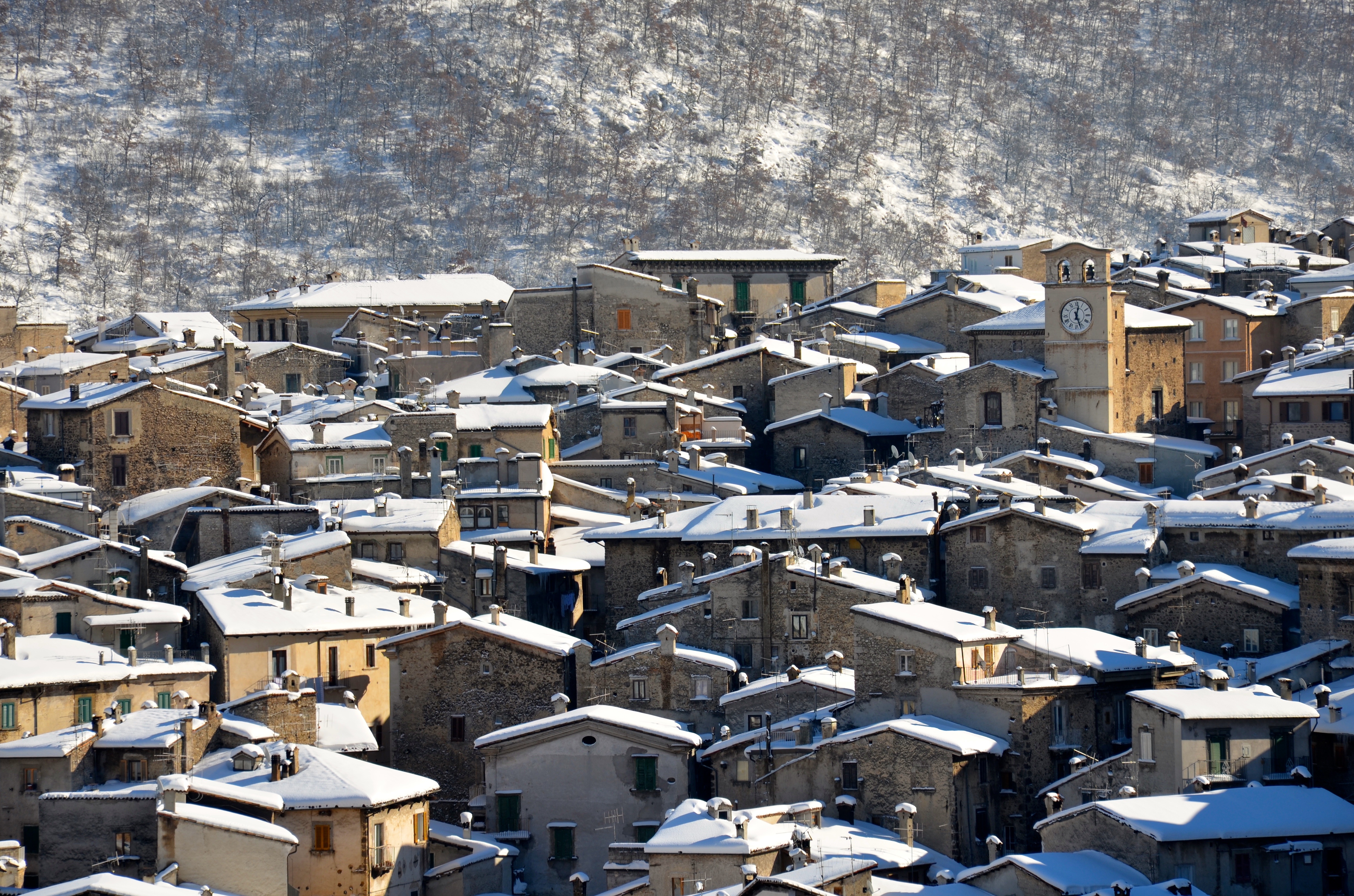 high angle view, outdoors, snowcapped mountain, built structure, snowing, roof, residential district, house, italy, snow, cold temperature, nature, crowd, HD Wallpaper