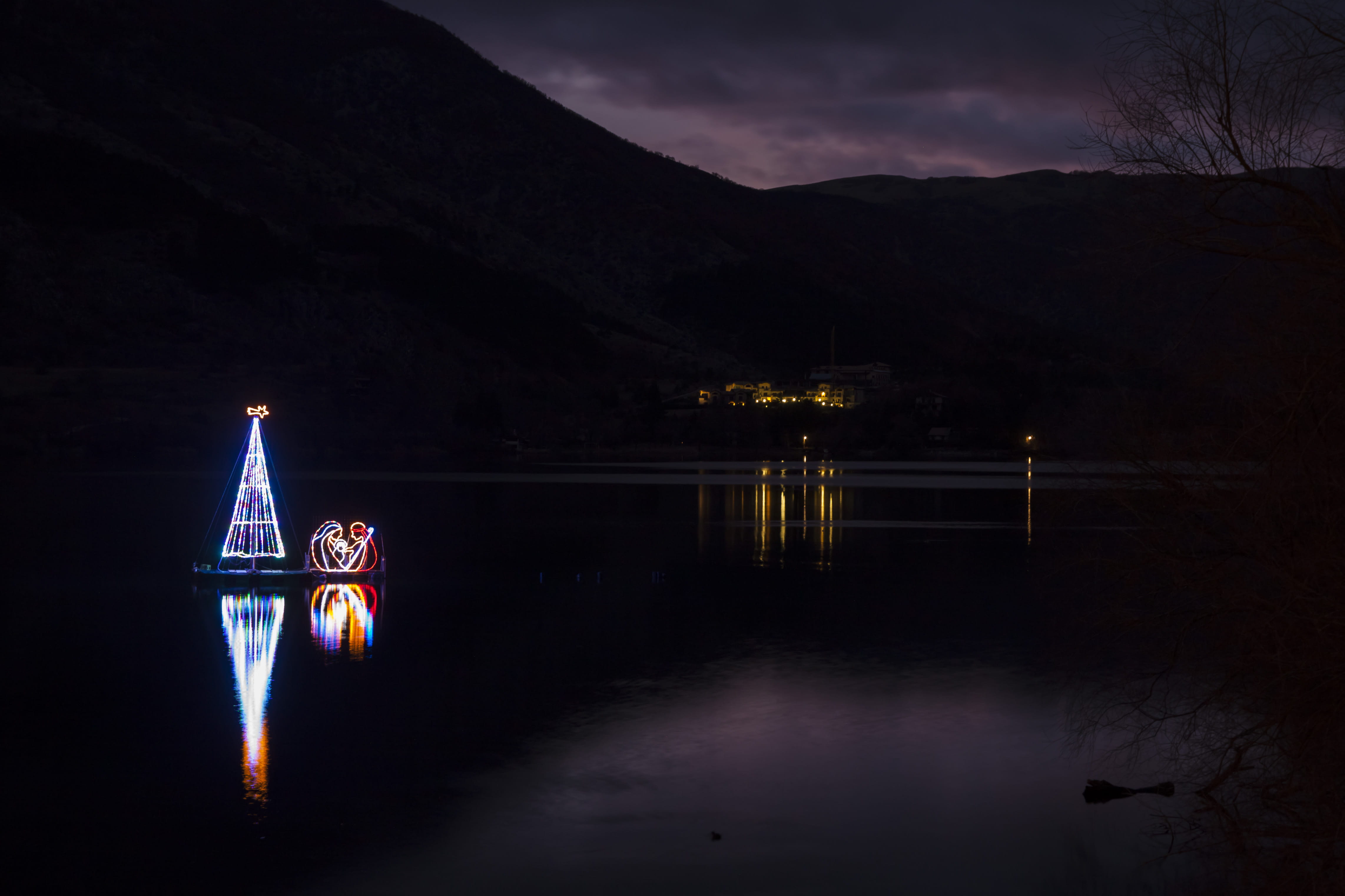 crib, architecture, connection, bridge, water, christmas, no people, reflection, illuminated, sky, night, mountain, river, 4K, lake of scanno, travel destinations, HD Wallpaper