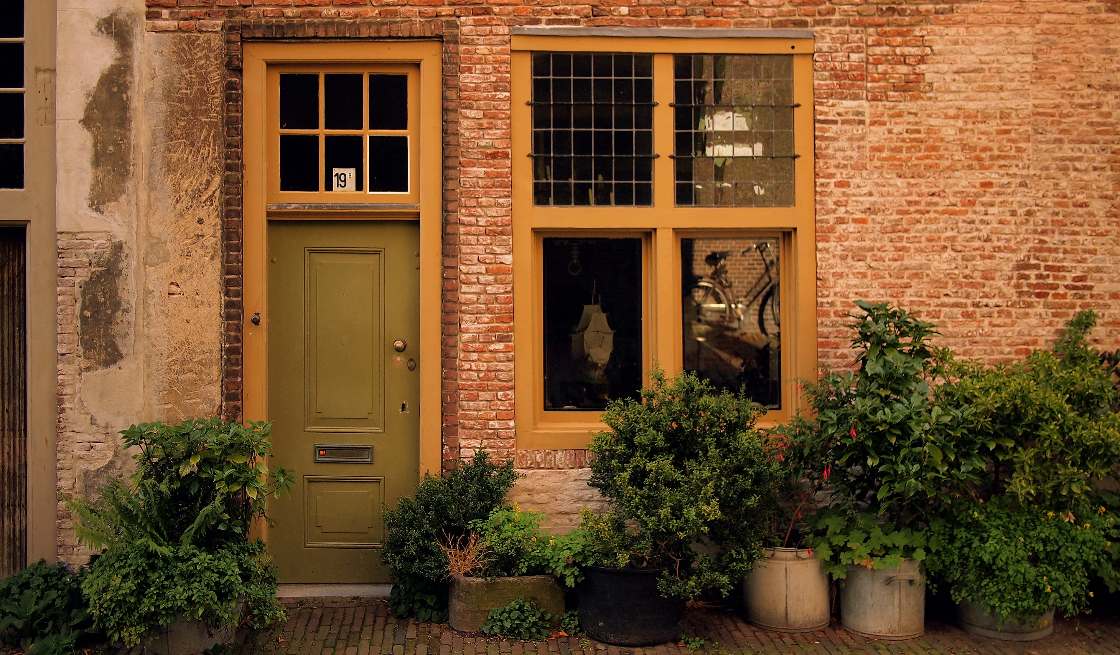 heritage, entrance, 2K, randstad, building exterior, closed, door, dutch, residential district, house, glass - material, outdoors, growth, view, noord holland, HD Wallpaper