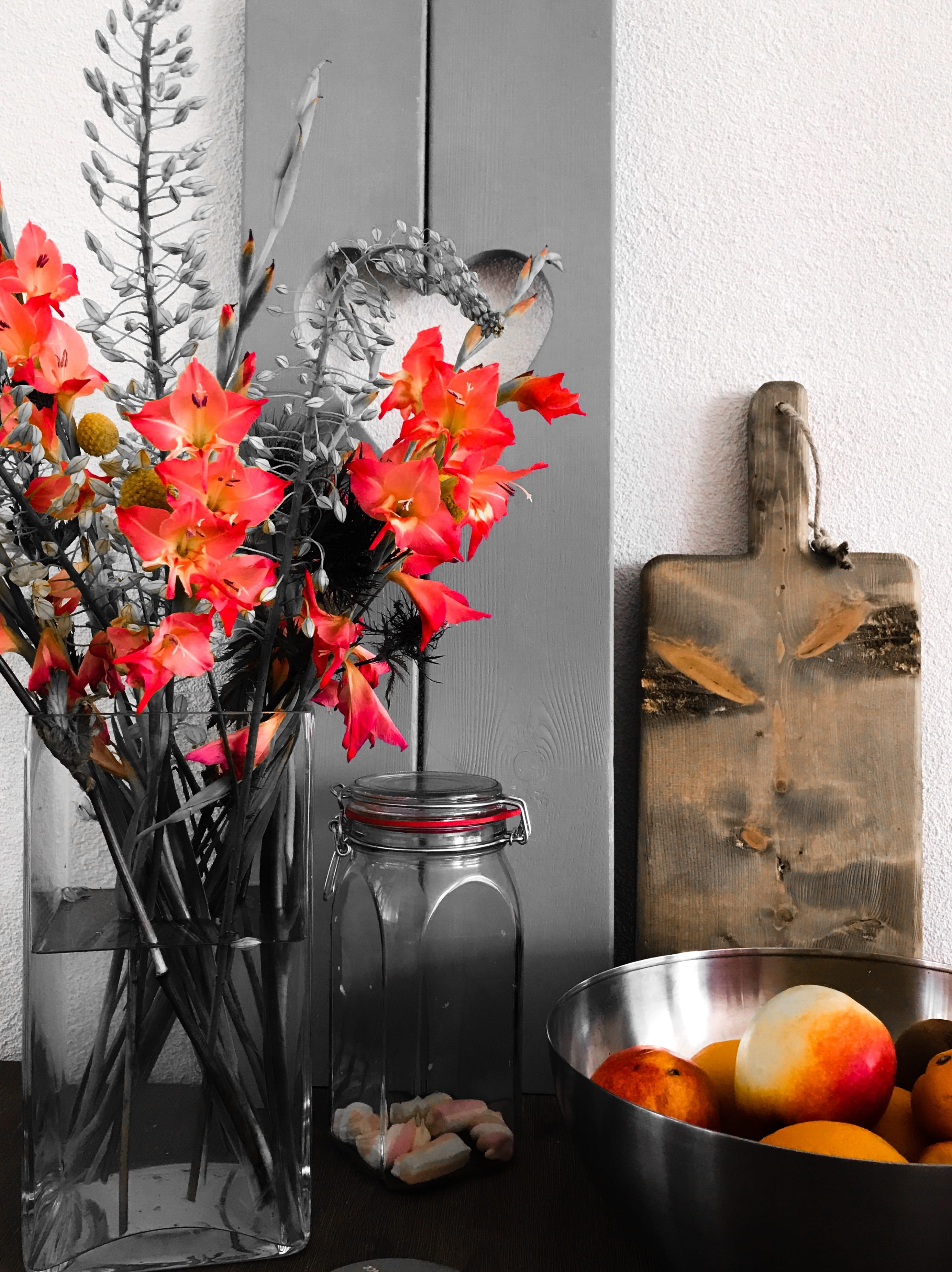zomer, natural, container, close-up, glass - material, food and drink, floral, transparent, bloemen, freshness, growth, flowering plant, wall - building feature, Phone HD Wallpaper
