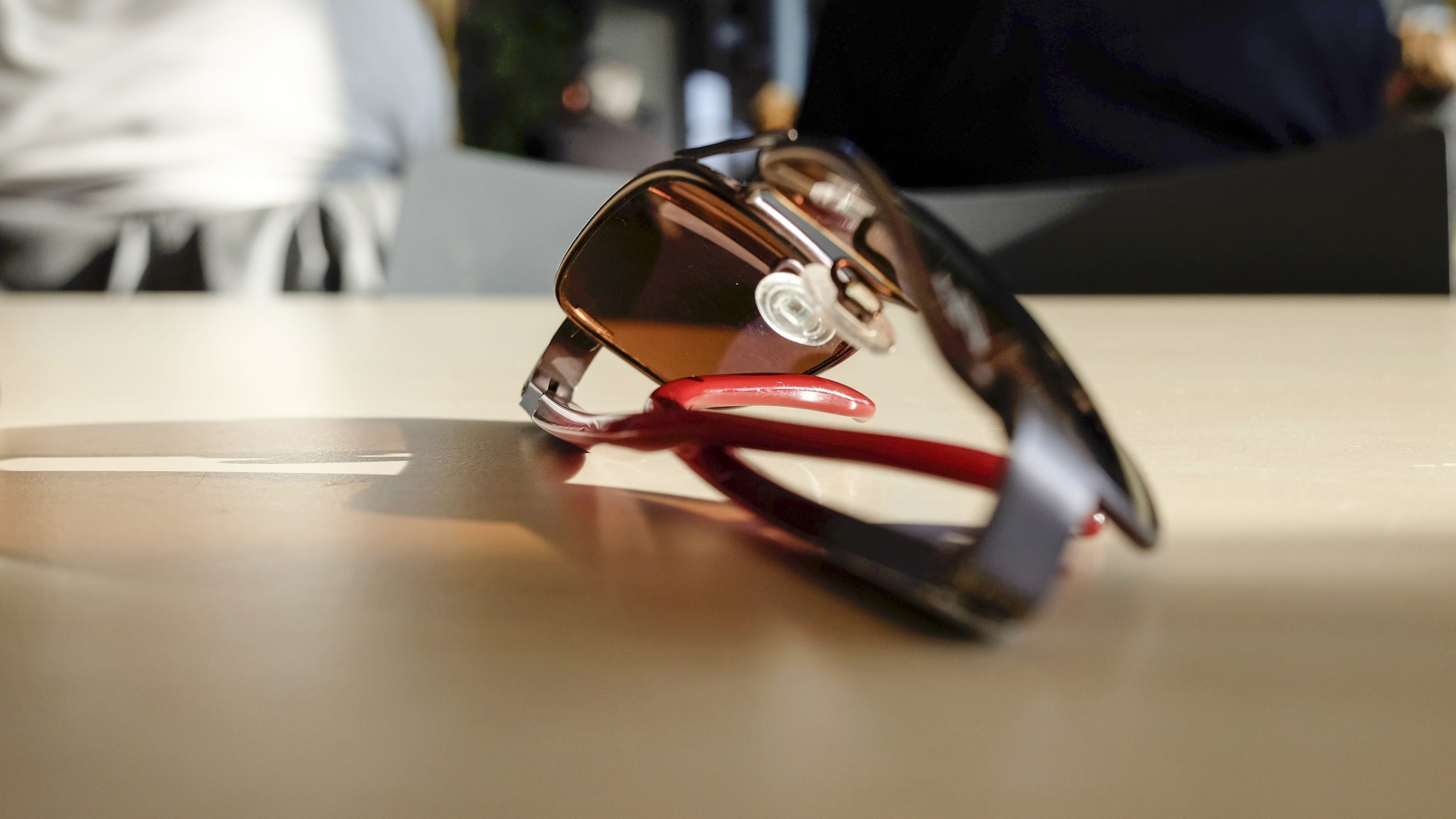 table, selective focus, close-up, reflection, shiny, luxury, adult, eyewear, silver, high heels, sunglasses, matthias zomer, 4K, ring, furniture, day, HD Wallpaper