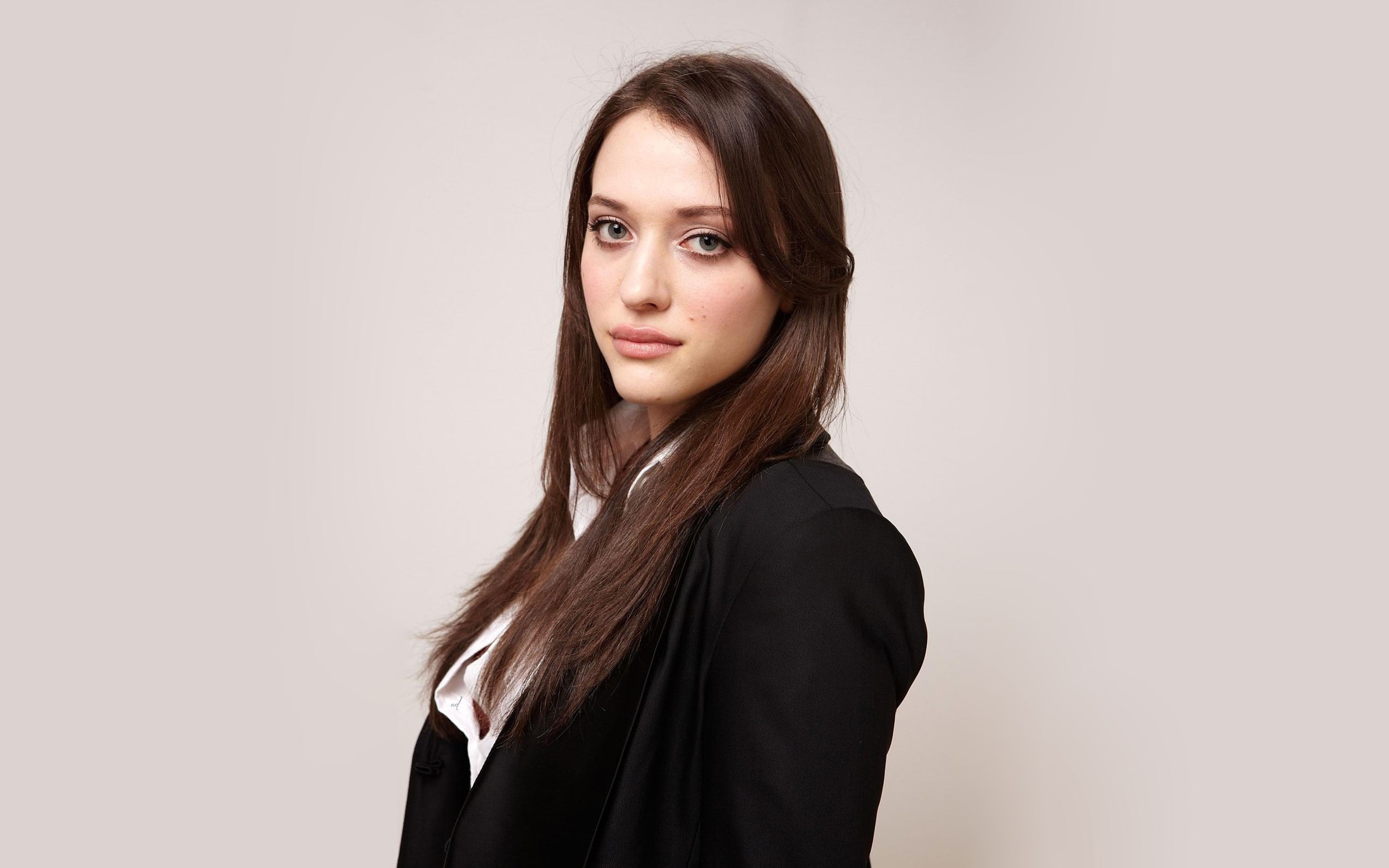 2K, long hair, women, simple background, brunette, actress, Kat Dennings, HD Wallpaper