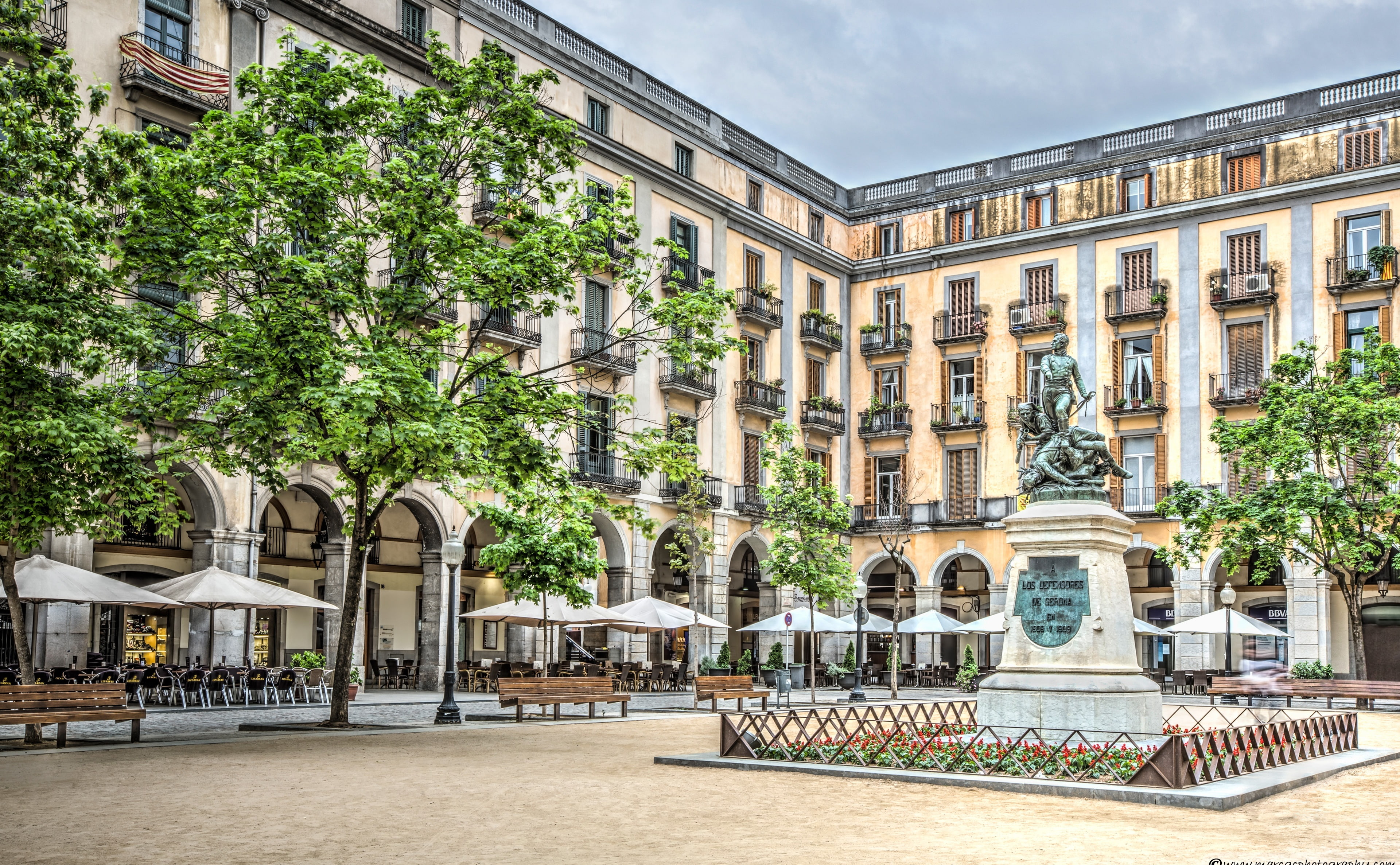travel, chair, built structure, independence, Spain, building, window, girona, day, green, Europe, building exterior, architecture, apartment, residential district, HD Wallpaper