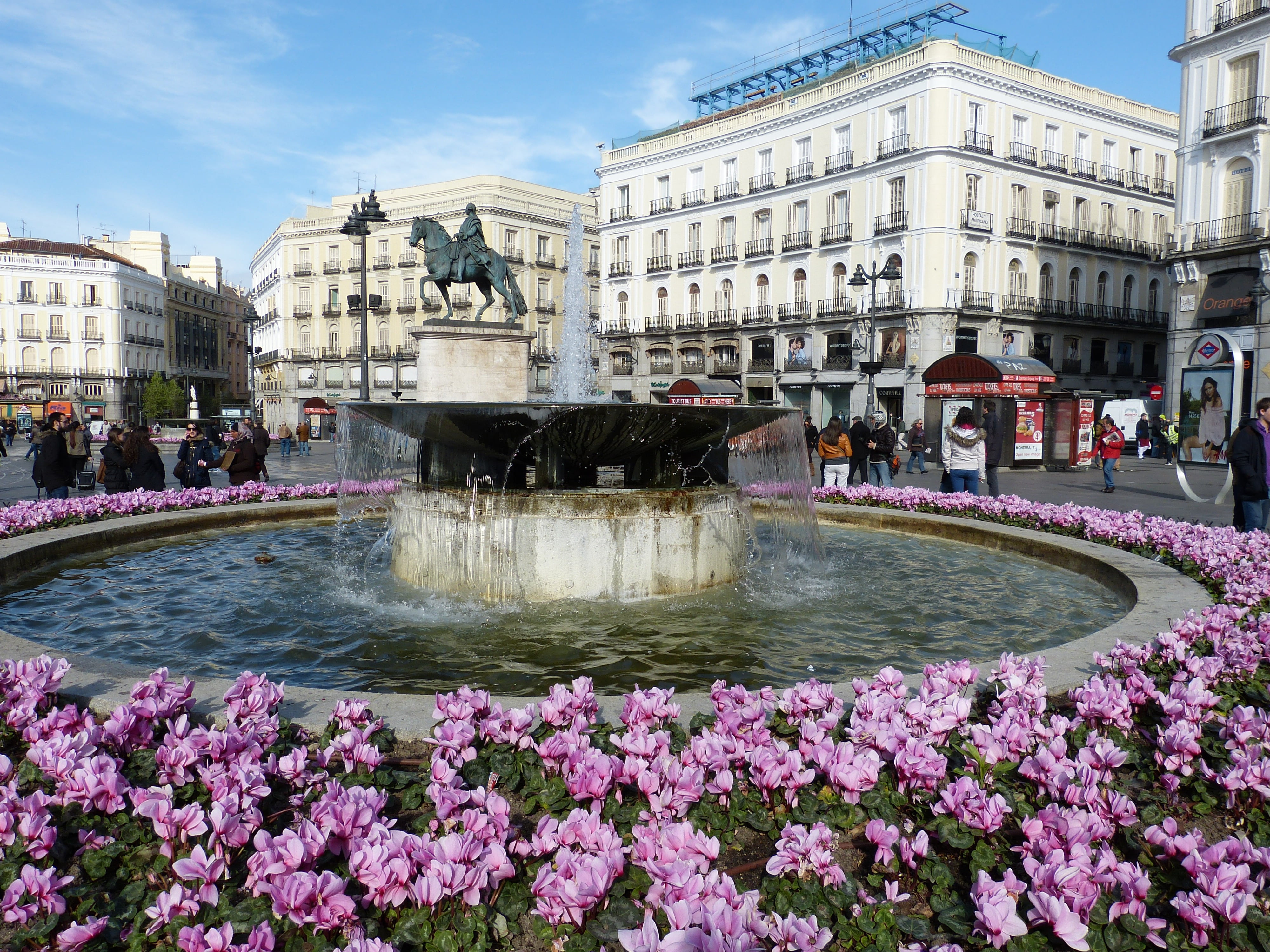 white, flower, travel, flowing water, reiter, tourism, plant, town Square, outdoors, motion, cyclamen, 4K, statue, building exterior, famous Place, madrid, HD Wallpaper