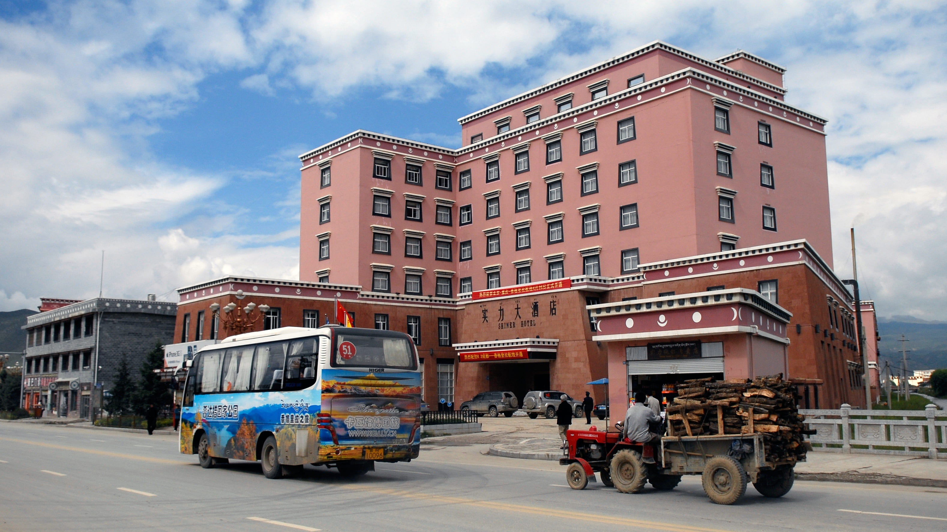 rickshaw, on the move, sky, city, built structure, mode of transportation, architecture, traffic, china, land vehicle, shangri-la, old-new, 2K, road, street, HD Wallpaper