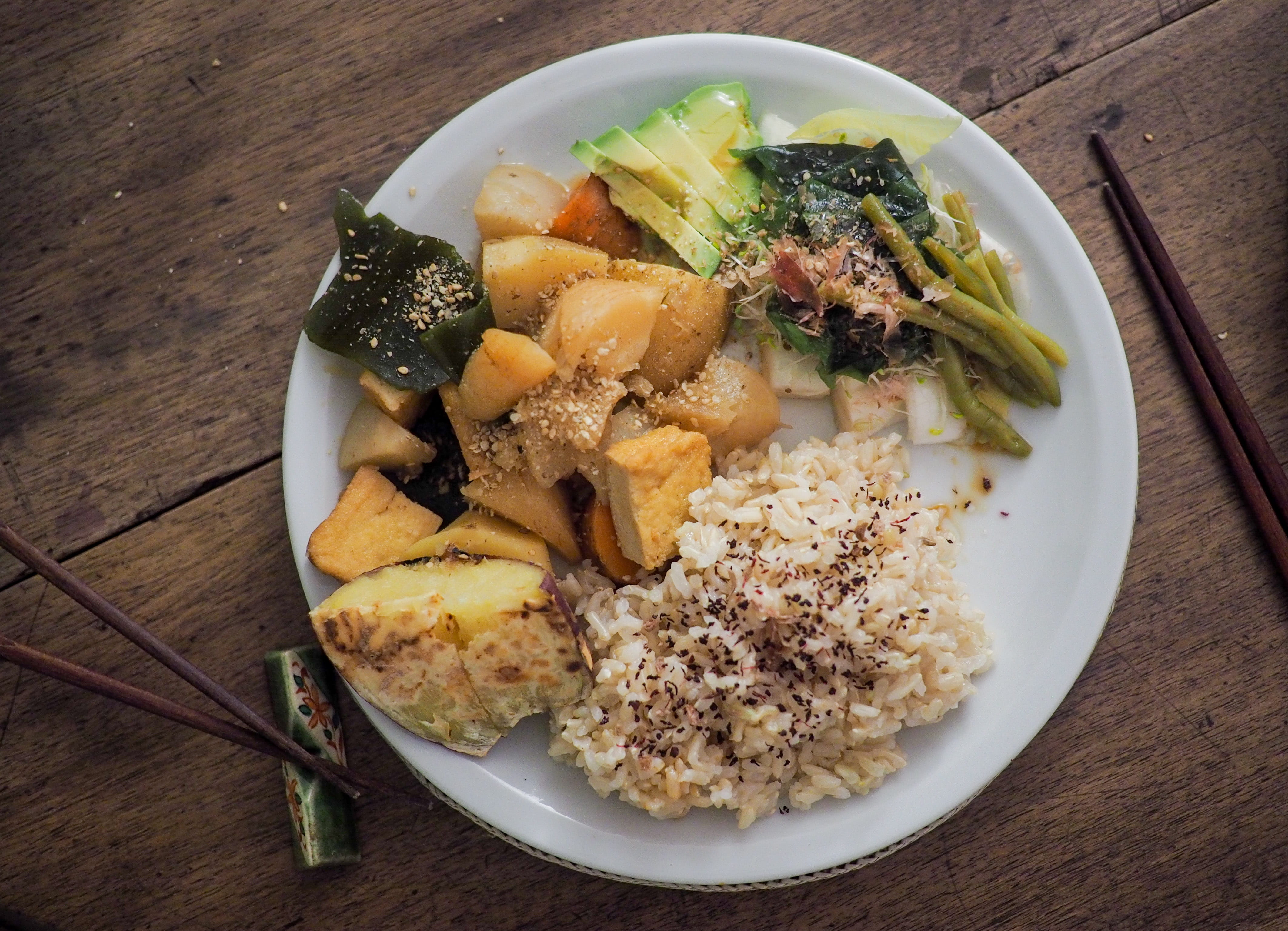 japanese food, avocado, eating utensil, plate, fresh, vegetarian food, garnish, vincennes, meal, france, freshness, rice, dinner, wood - material, table, HD Wallpaper