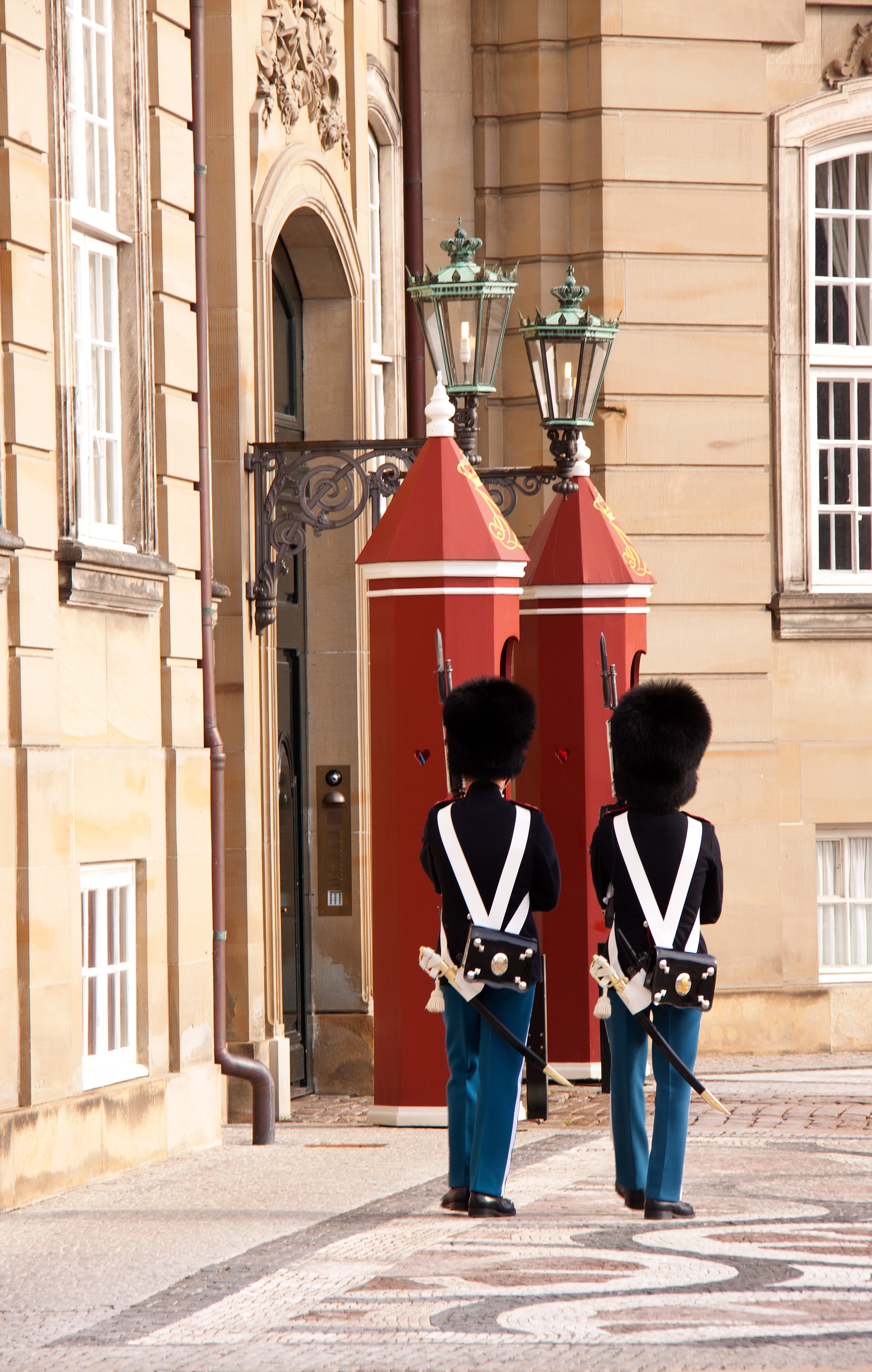 men, street, guards, royal, amalienborg, history, square, building, architecture, guardsman, copenhagen, queen, window, uniform, clothing, danish, nordic, Phone HD Wallpaper