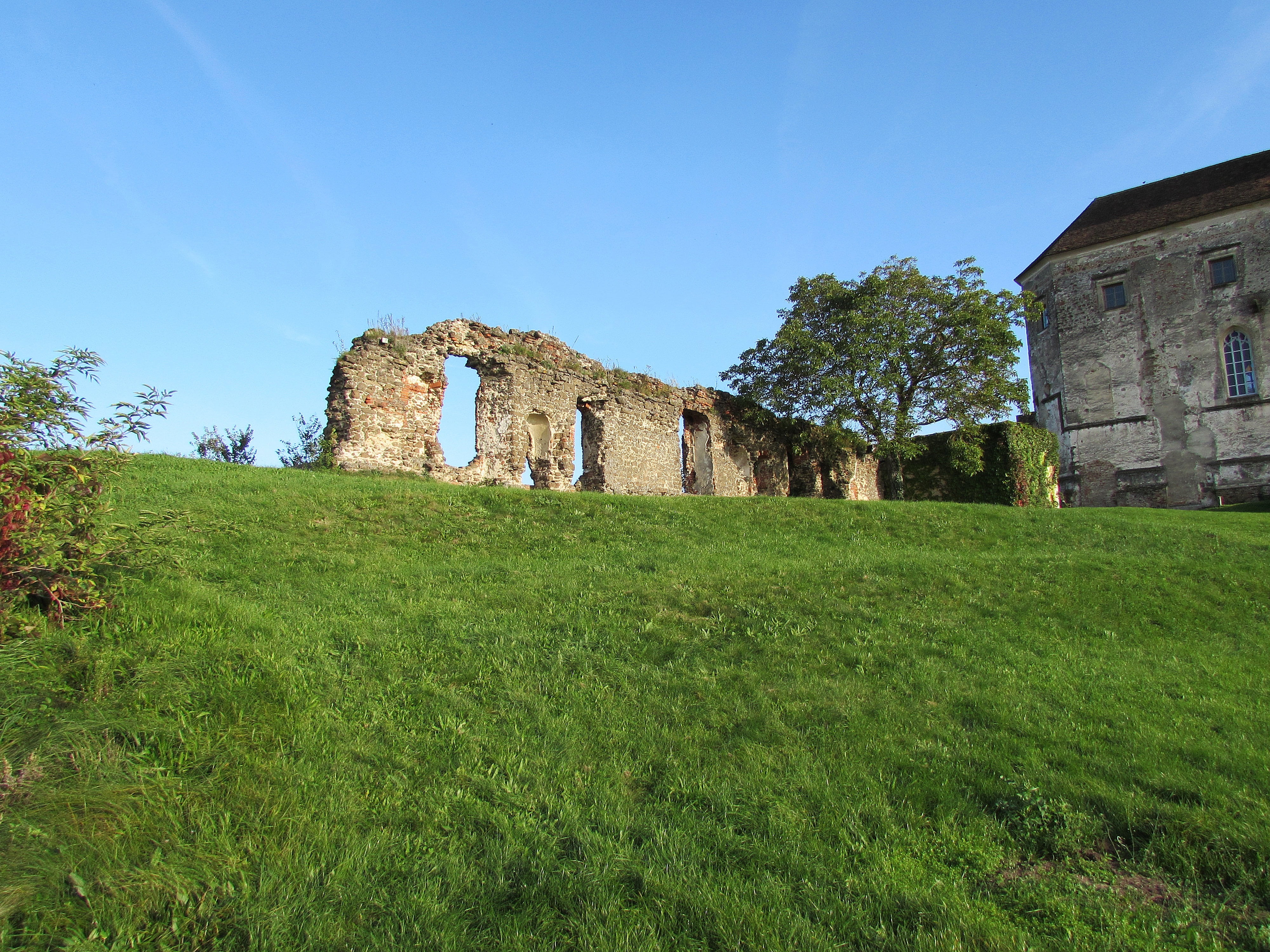 built structure, tourism, travel destinations, plant, outdoors, building exterior, blue, 4K, clear sky, güssing, old ruin, ancient civilization, green color, HD Wallpaper