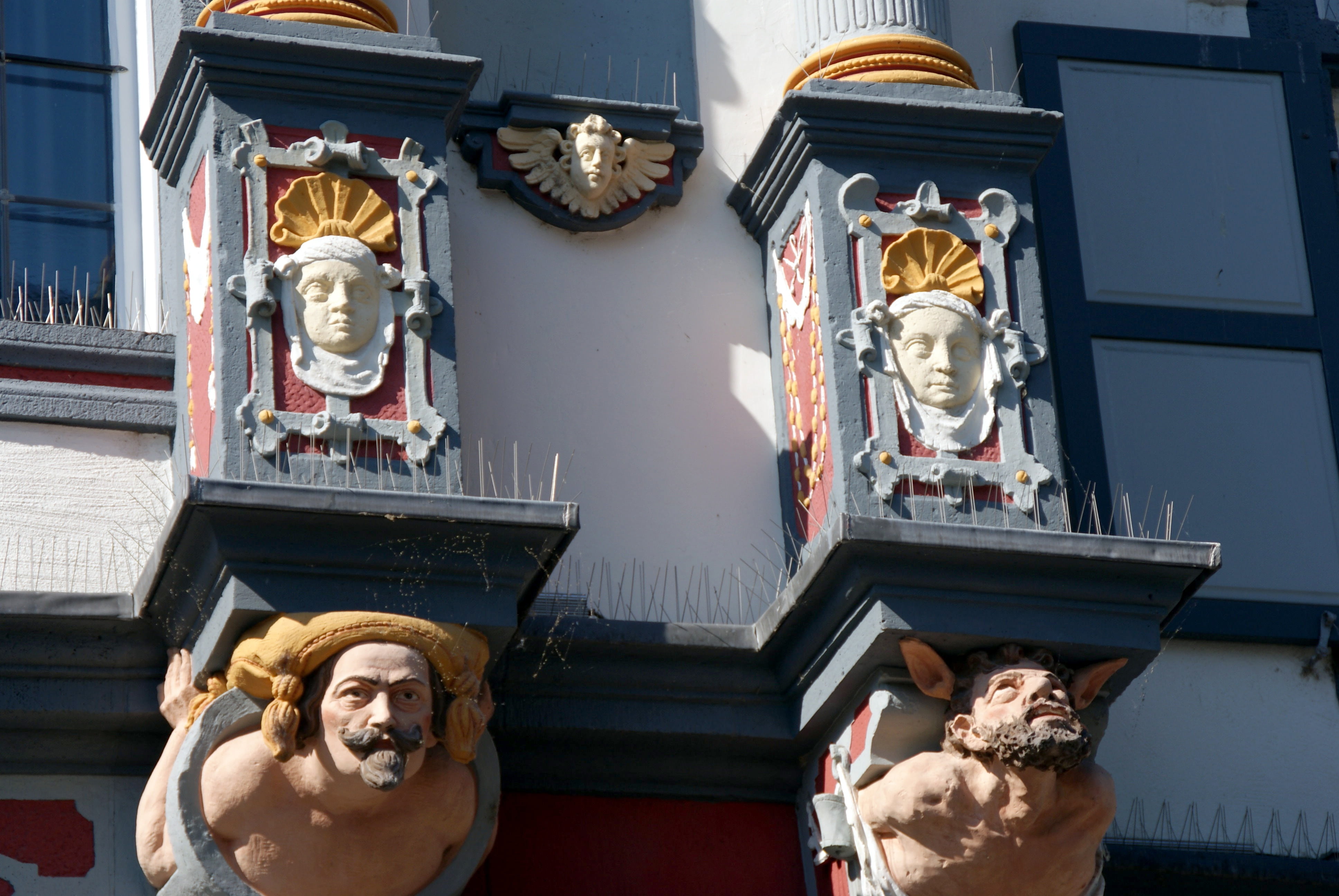 building exterior, carving - craft product, creativity, famous Place, no people, figures, travel, human representation, craft, sculpture, facade, statue, HD Wallpaper