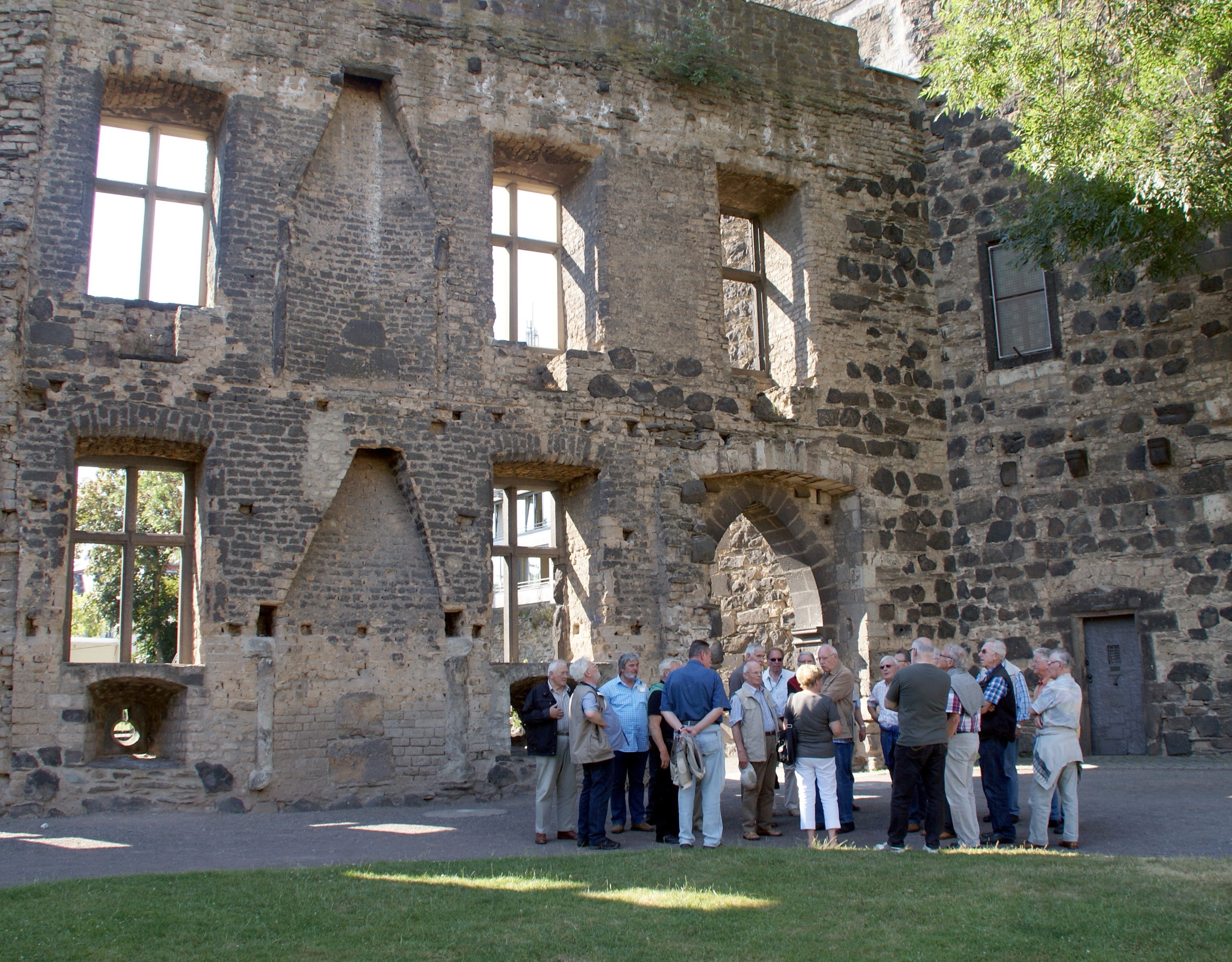 masonry, building exterior, tourism, substantiate, 2K, day, visitors, old, group of people, the past, history, summer, outdoors, large group of people, HD Wallpaper
