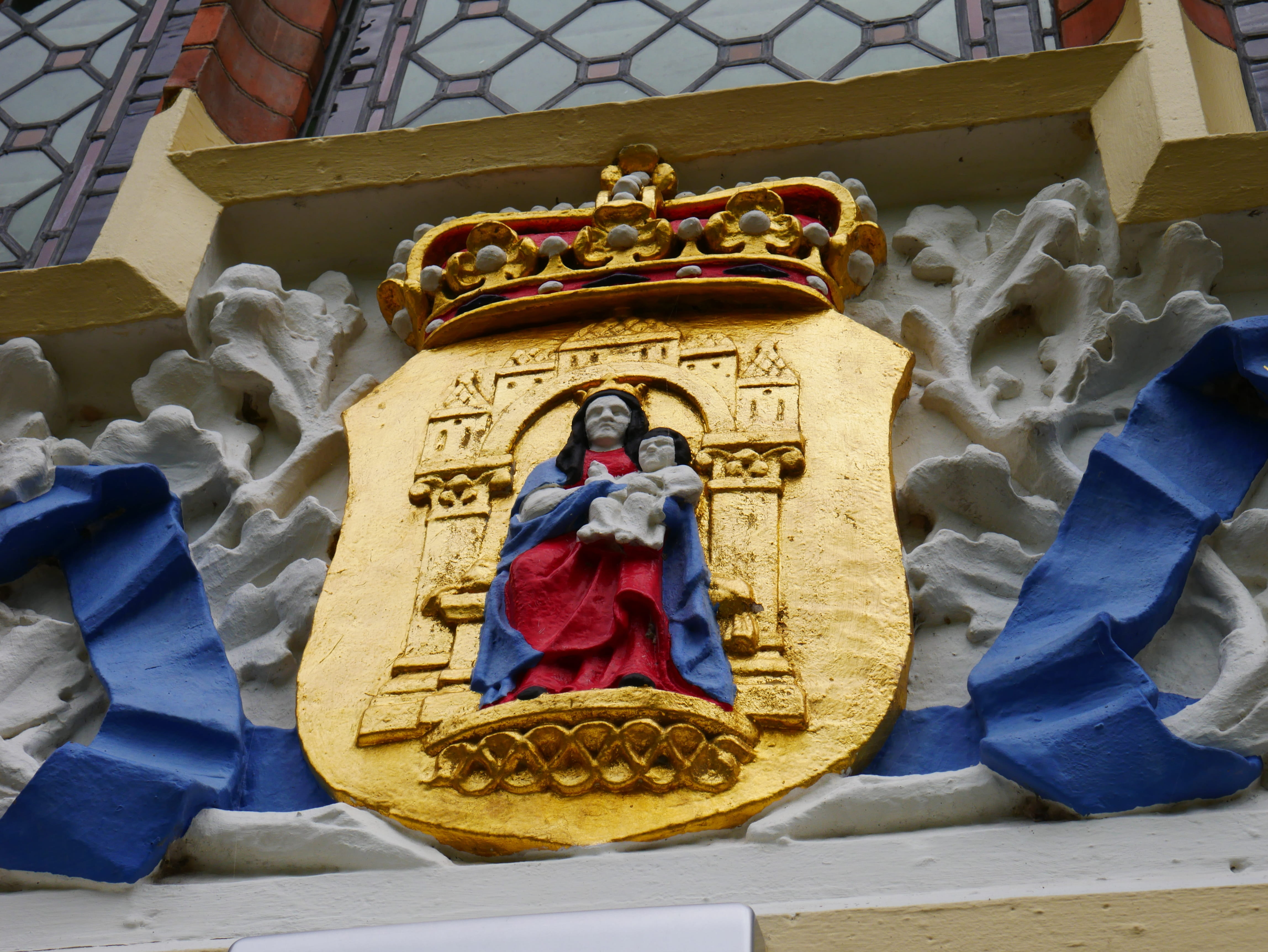 sculpture, human representation, male likeness, mural, Shield, building, coat of arms of province of drenthe, art and craft, Weapon, angel, creativity, HD Wallpaper