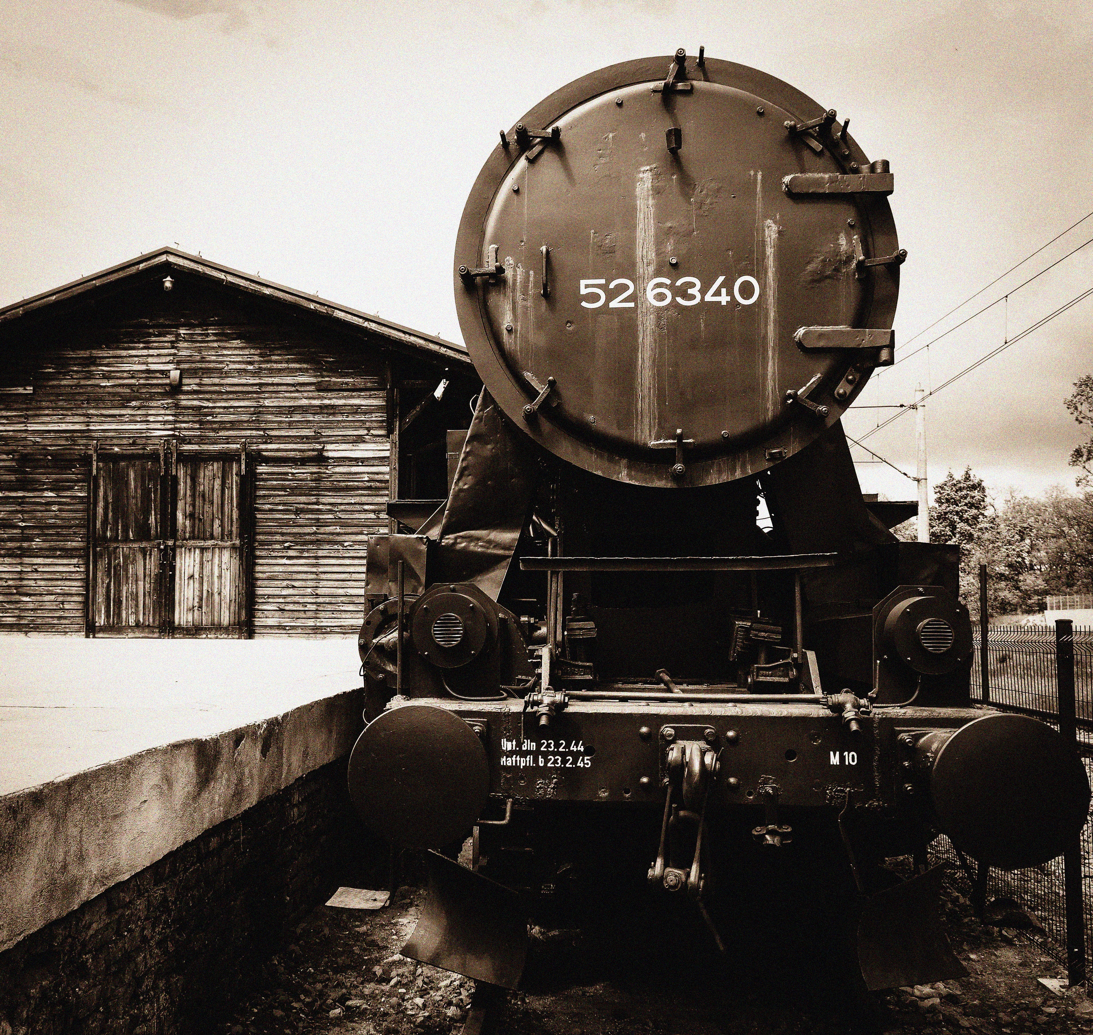 fight, mode of transportation, the war, sky, railway station, old-fashioned, train - vehicle, railroad track, architecture, armed forces, technology, Radegast, HD Wallpaper