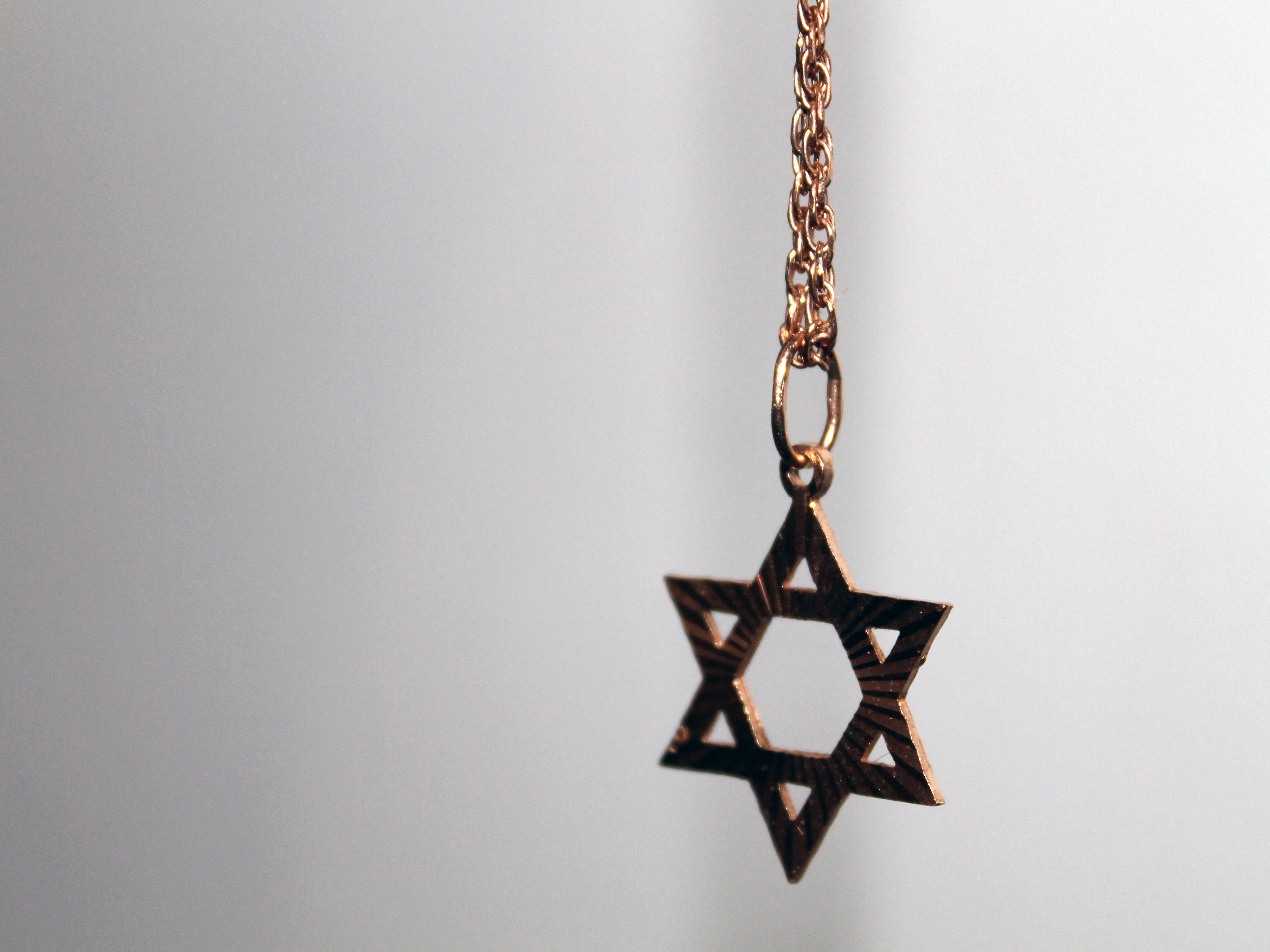 gold, metal, star of david, still life, gray, single object, white background, jewelry, gray background, indoors, close-up, chain, no people, 2K, hanging, HD Wallpaper
