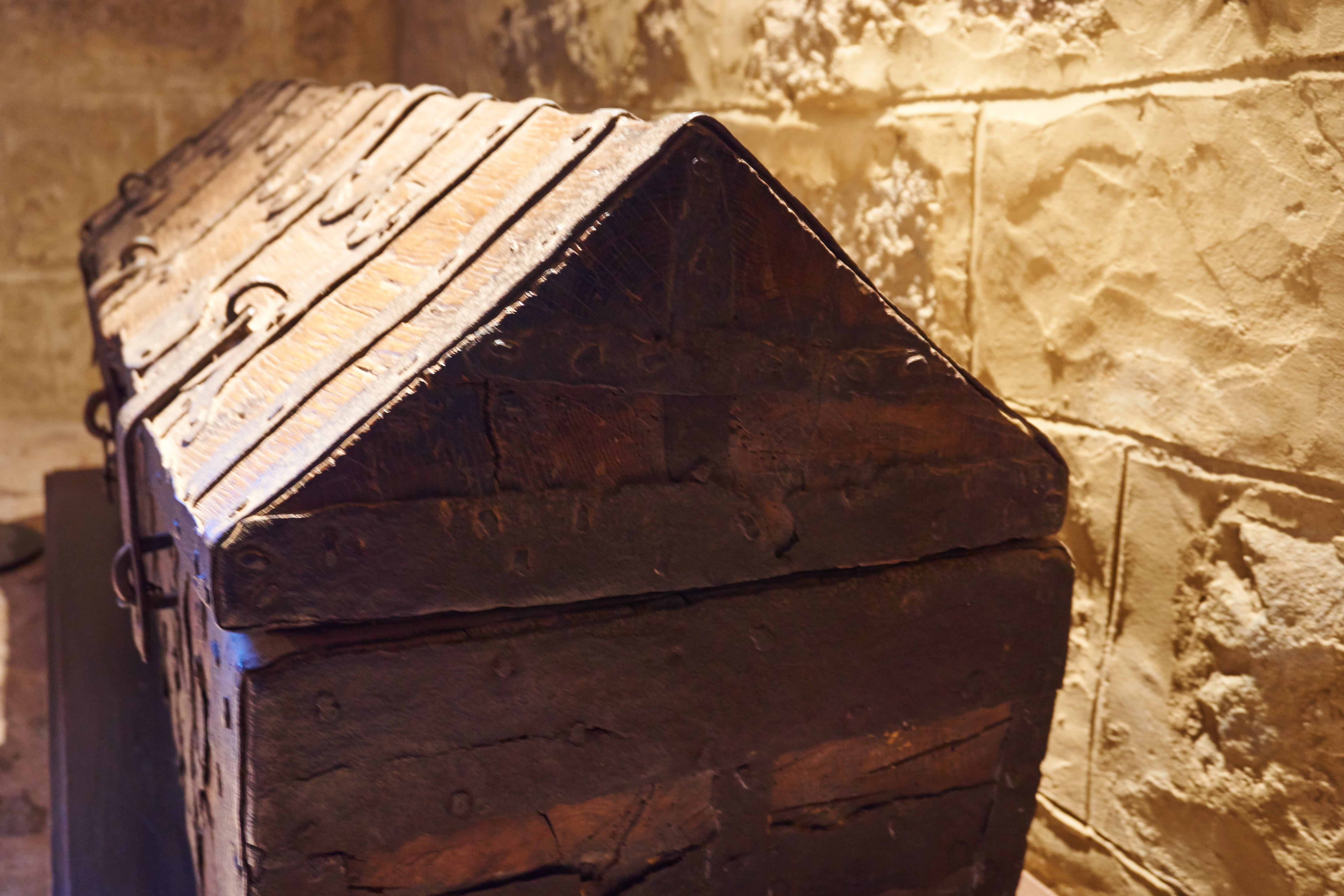 textured, architecture, day, outdoors, 5K, no people, wood - material, wood, wooden box, still life, art and craft, old, sunlight, craft, shape, wartburg castle, HD Wallpaper