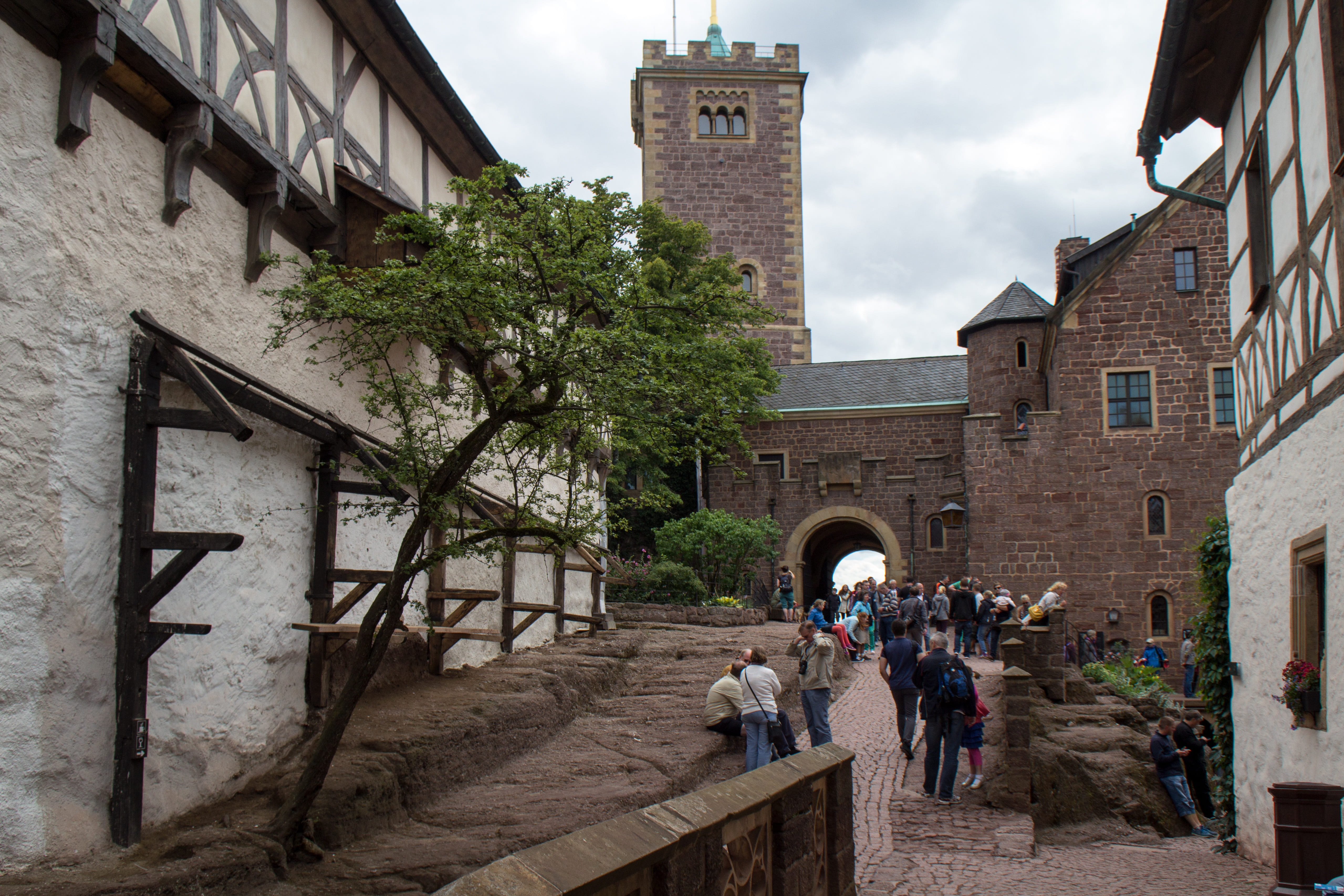 men, outdoors, lifestyles, world heritage, women, people, wartburg castle, day, walking, the past, plant, leisure activity, building exterior, castle, group of people, HD Wallpaper