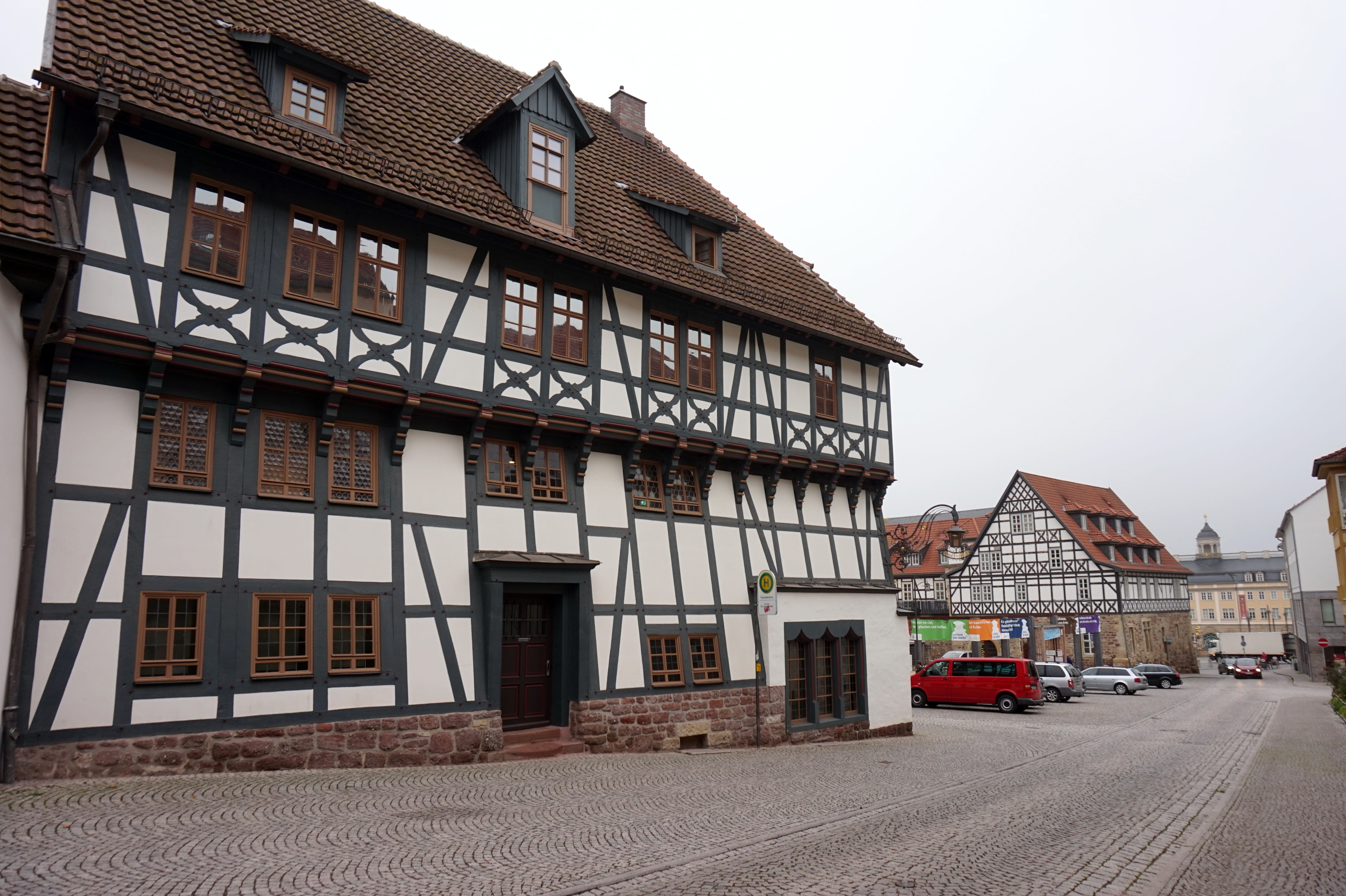 window, day, city, mode of transportation, transportation, outdoors, house, building, europe, sights, row house, road, building exterior, street, eisenach, HD Wallpaper